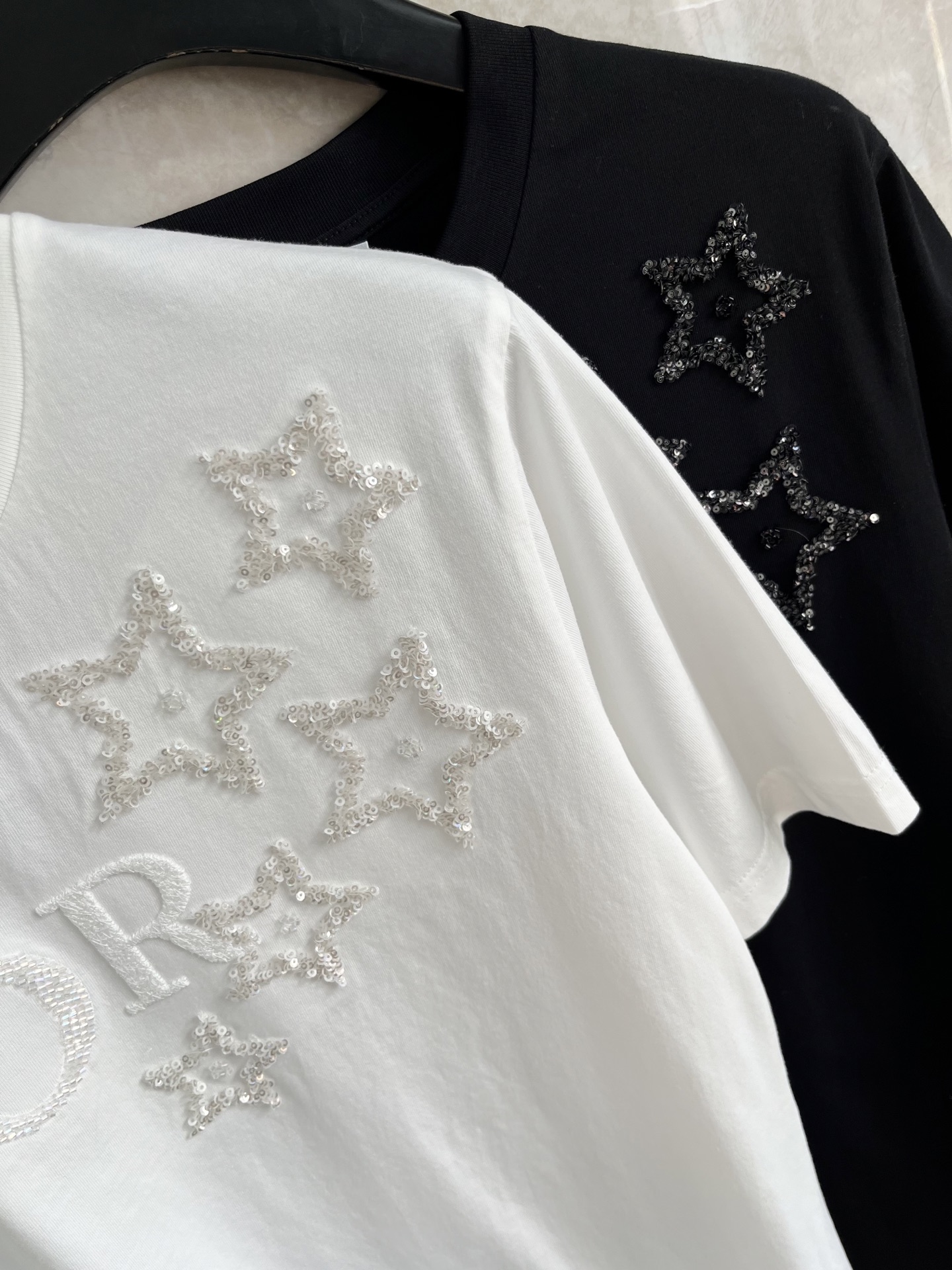 🛒𝐍𝐄𝐖 · 𝟐𝟎𝟐5/爆款现货原单品质 Dio*｜25新品珠片短袖T恤精致宽松版型上身巨显瘦！男女同款