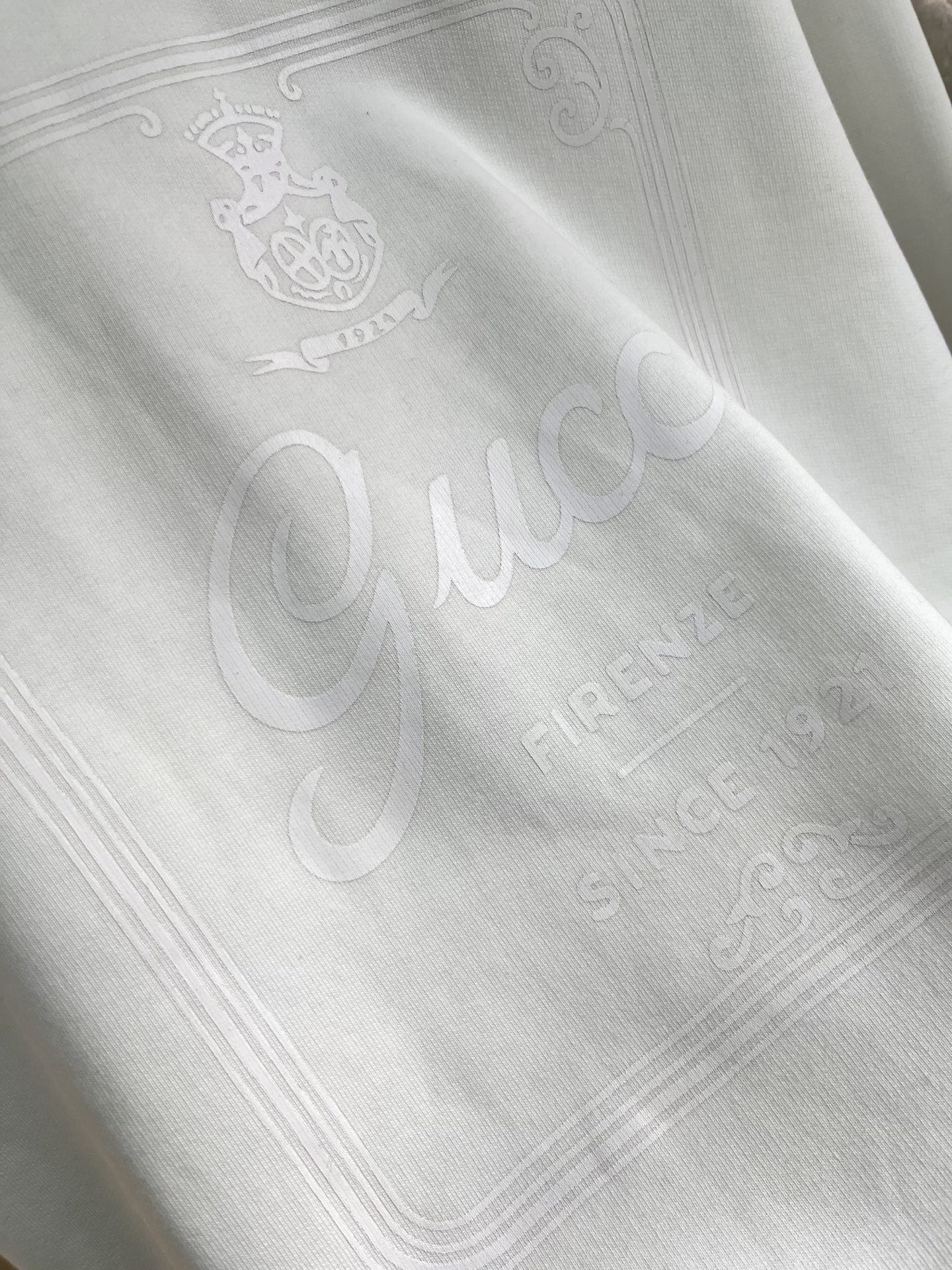 🛒𝐍𝐄𝐖 · 𝟐𝟎𝟐6/爆款现货原单品质 Gucc*｜26早春经典圆领卫衣干净利落的裁剪，落肩宽松慵懒版