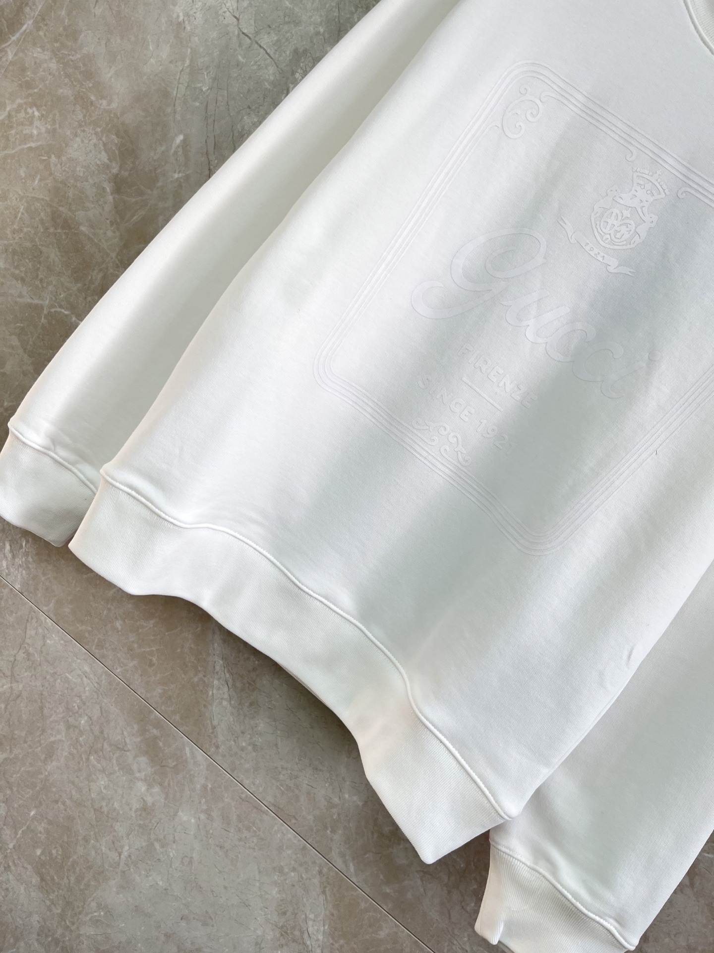 🛒𝐍𝐄𝐖 · 𝟐𝟎𝟐6/爆款现货原单品质 Gucc*｜26早春经典圆领卫衣干净利落的裁剪，落肩宽松慵懒版