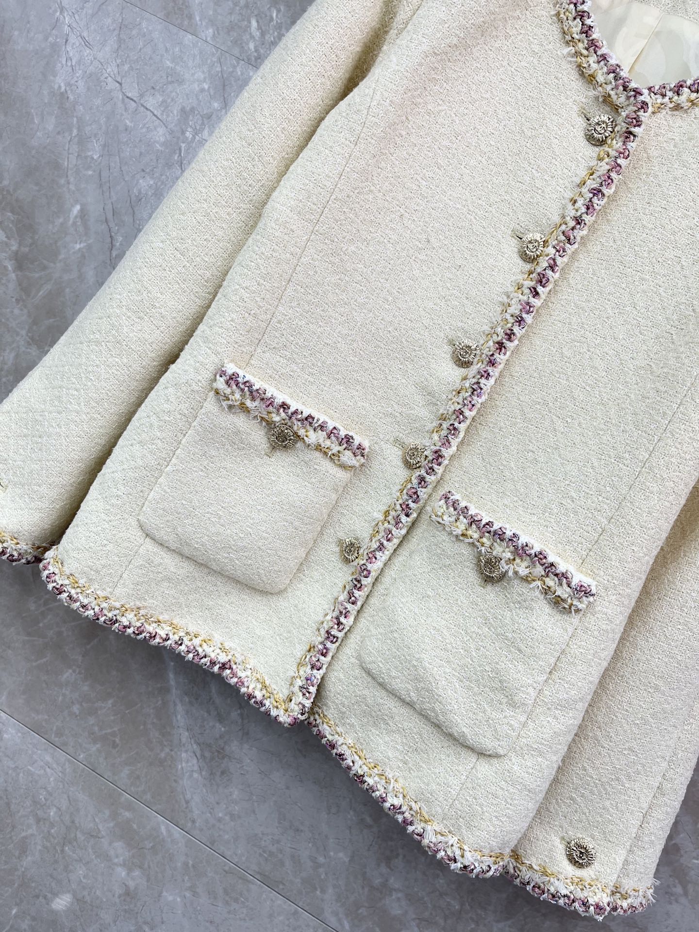 🛒𝐍𝐄𝐖 · 𝟐𝟎𝟐6/爆款现货原单品质 Cha*｜26早春新品粗花呢圆领外套混色纱线设计 大工厂订制！