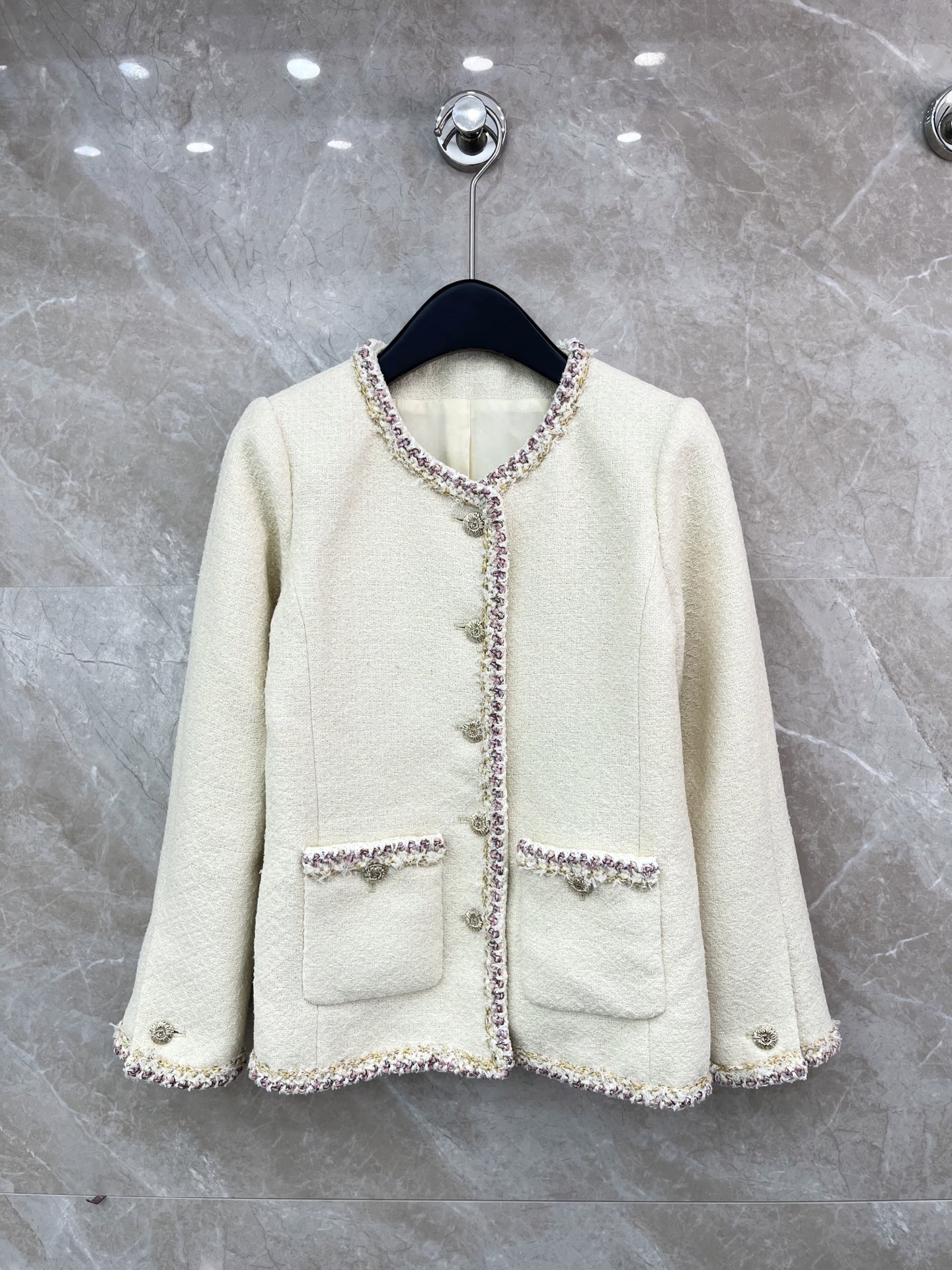 🛒𝐍𝐄𝐖 · 𝟐𝟎𝟐6/爆款现货原单品质 Cha*｜26早春新品粗花呢圆领外套混色纱线设计 大工厂订制！