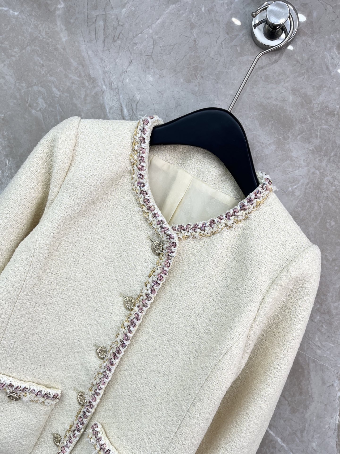 🛒𝐍𝐄𝐖 · 𝟐𝟎𝟐6/爆款现货原单品质 Cha*｜26早春新品粗花呢圆领外套混色纱线设计 大工厂订制！