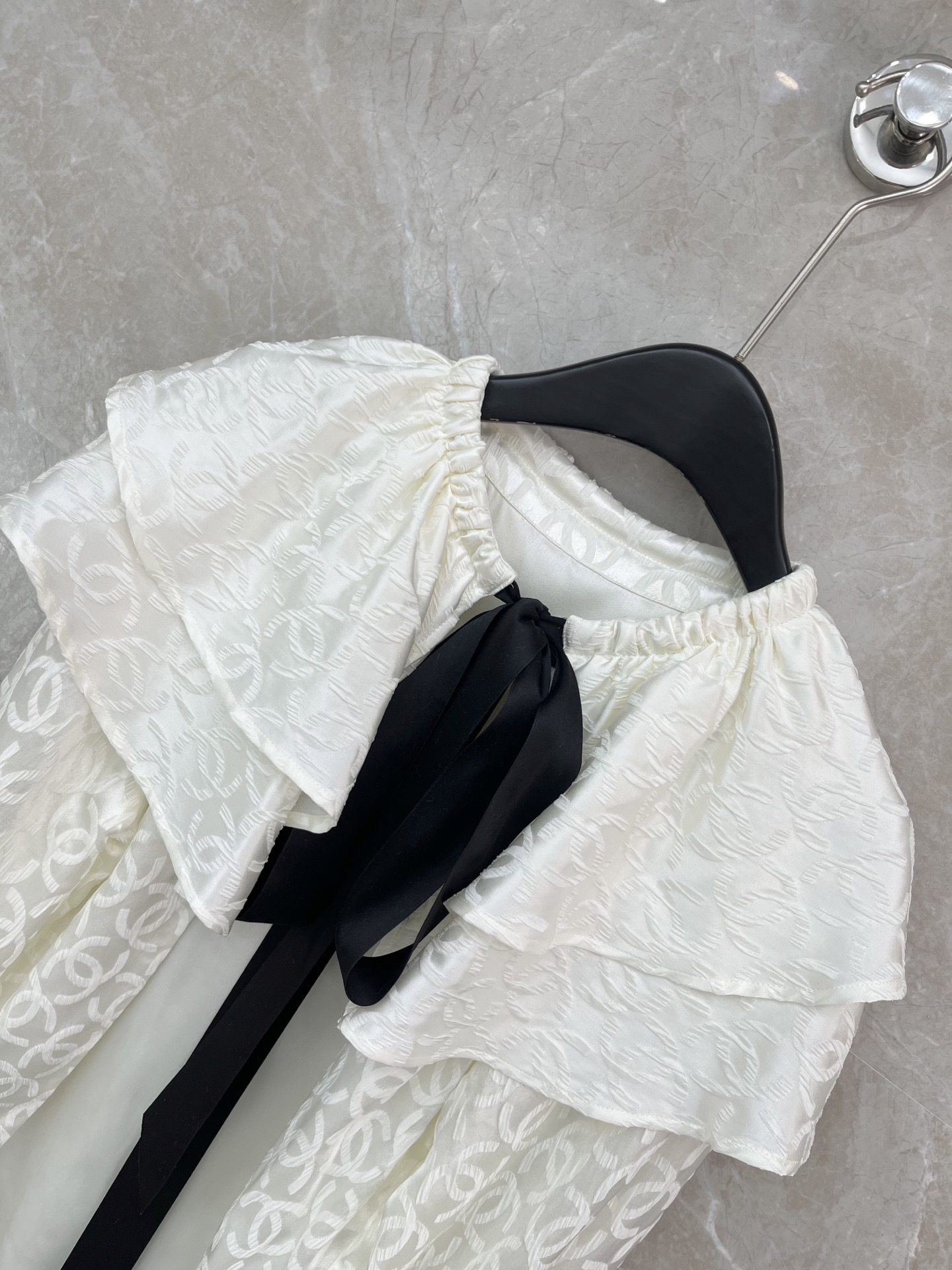 🛒𝐍𝐄𝐖 · 𝟐𝟎𝟐6/爆款现货原单品质 Cha*｜26早春新品双C提花真丝披肩斗篷外套高端设计 大工厂