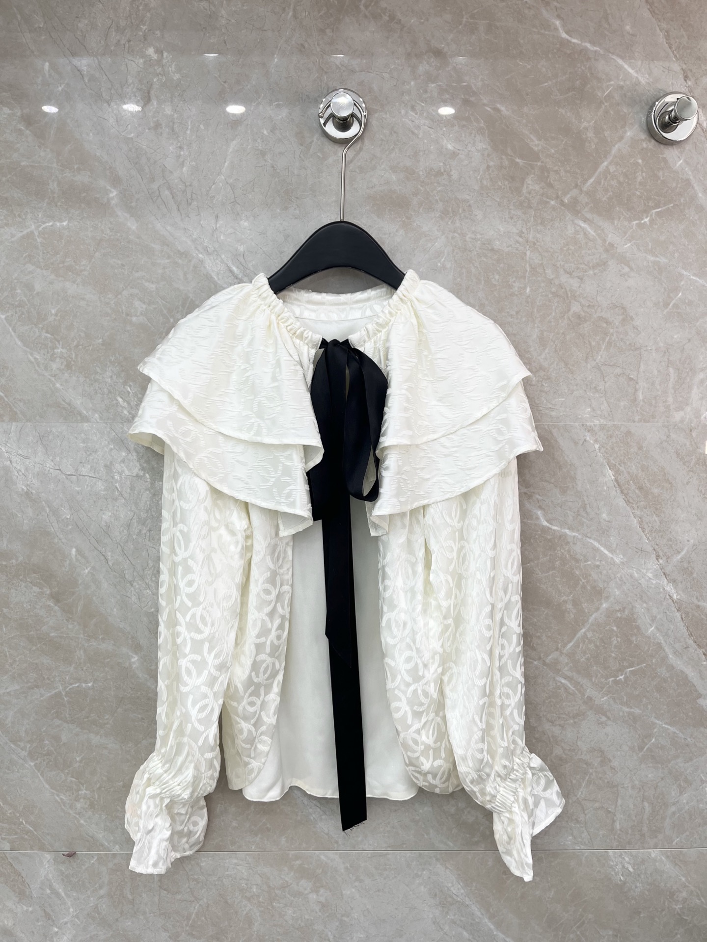 🛒𝐍𝐄𝐖 · 𝟐𝟎𝟐6/爆款现货原单品质 Cha*｜26早春新品双C提花真丝披肩斗篷外套高端设计 大工厂