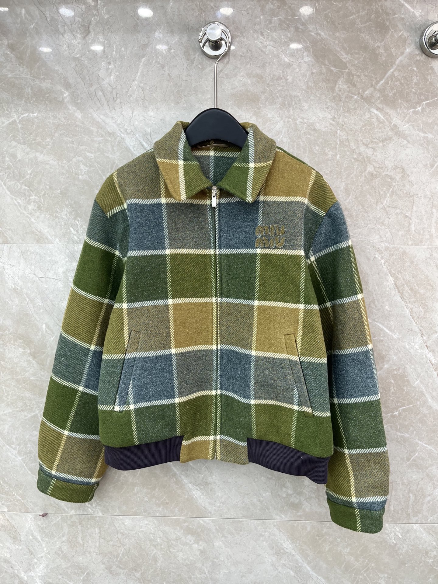 🛒𝐍𝐄𝐖 · 𝟐𝟎𝟐5/爆款现货【原版定制】 Miu Mi *｜2025新品格纹翻领拉链外套 系列款定制