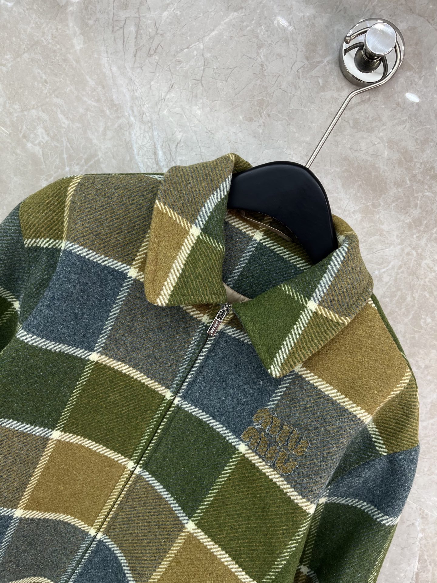 🛒𝐍𝐄𝐖 · 𝟐𝟎𝟐5/爆款现货【原版定制】 Miu Mi *｜2025新品格纹翻领拉链外套 系列款定制