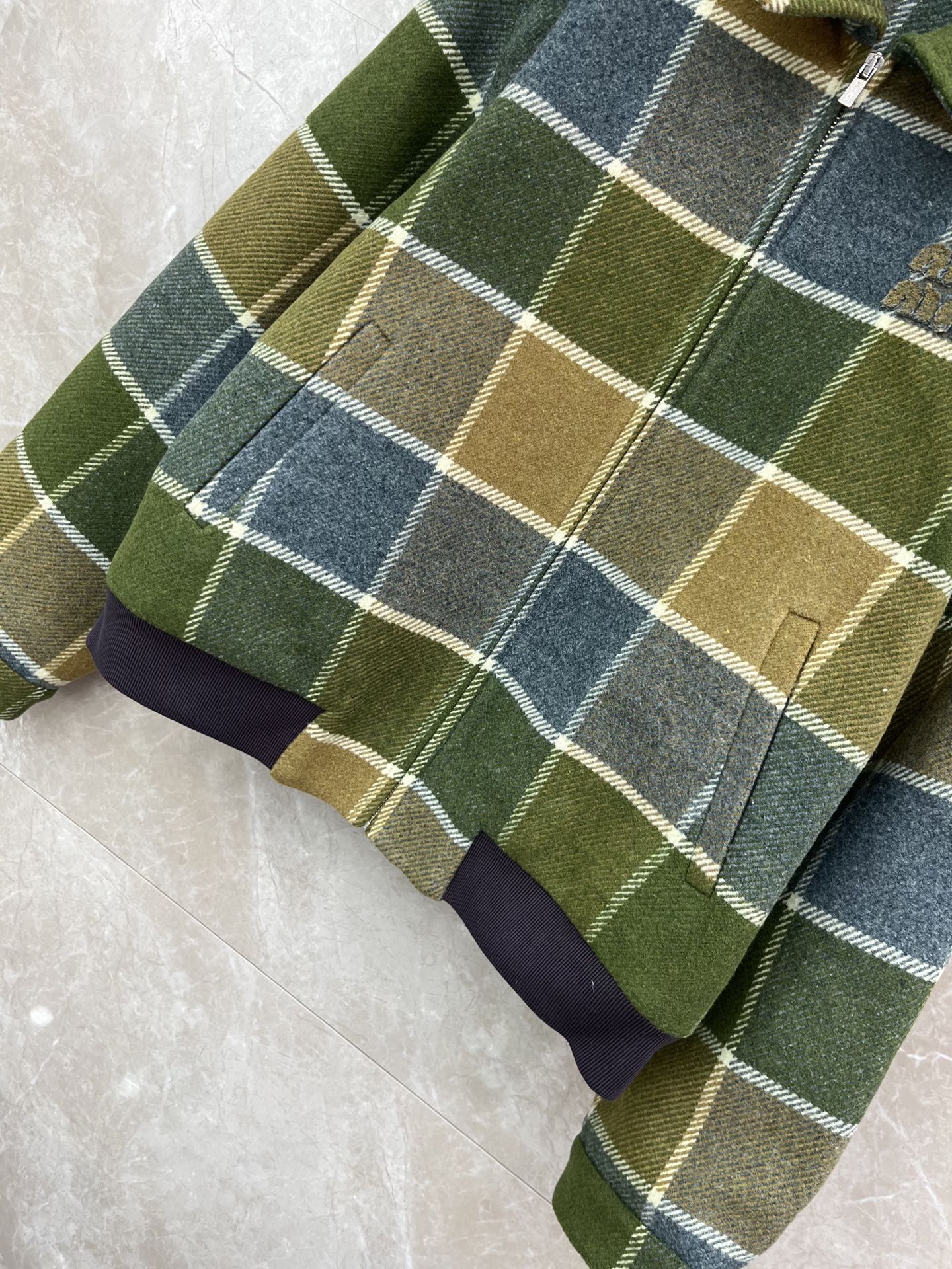 🛒𝐍𝐄𝐖 · 𝟐𝟎𝟐5/爆款现货【原版定制】 Miu Mi *｜2025新品格纹翻领拉链外套 系列款定制