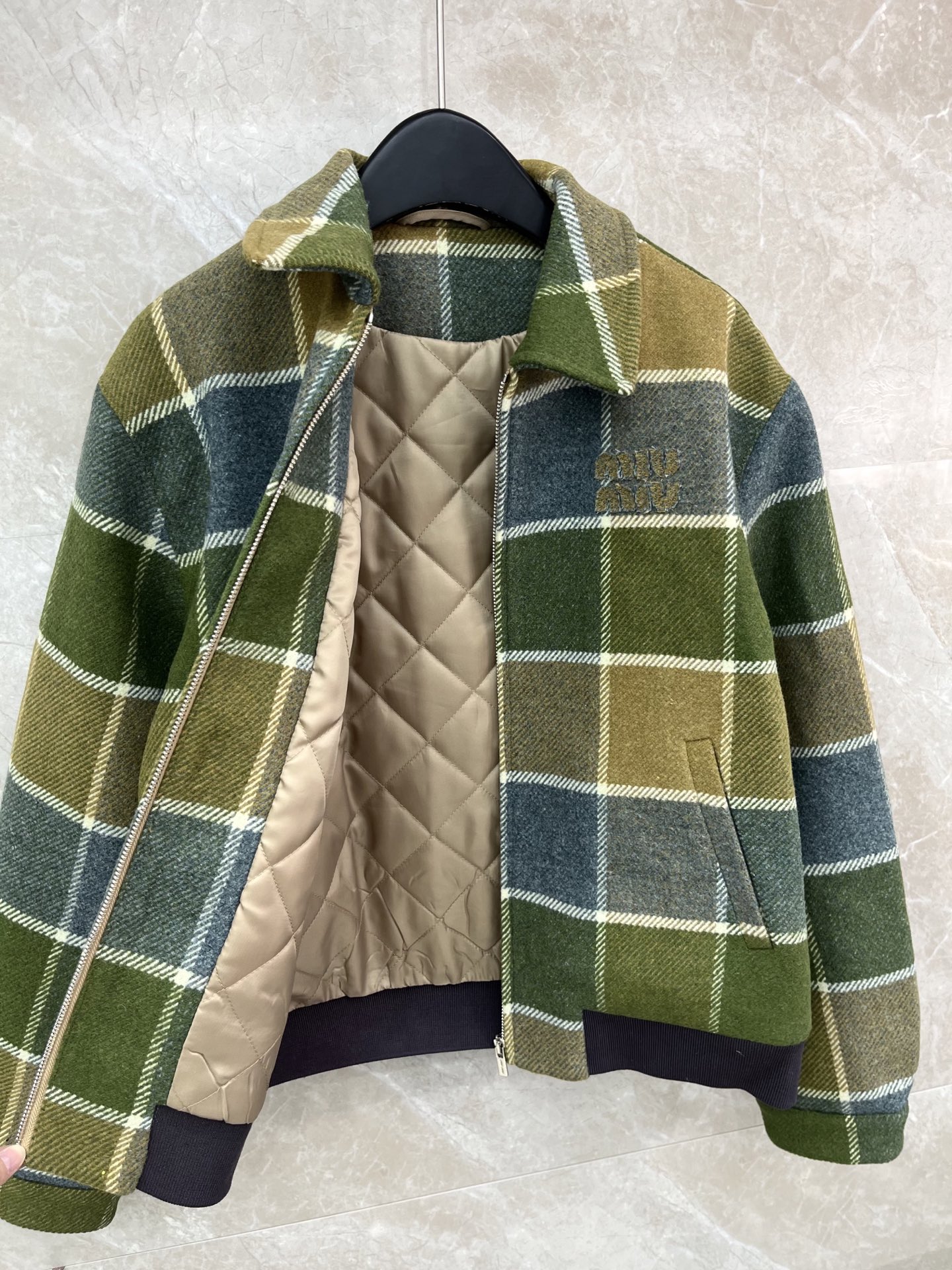 🛒𝐍𝐄𝐖 · 𝟐𝟎𝟐5/爆款现货【原版定制】 Miu Mi *｜2025新品格纹翻领拉链外套 系列款定制