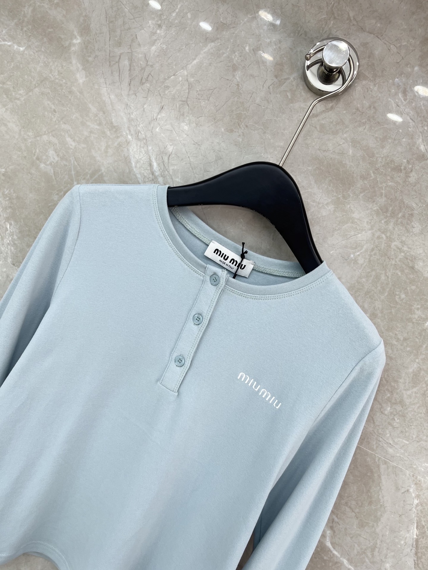 🛒𝐍𝐄𝐖 · 𝟐𝟎𝟐6/爆款现货原单品质 Miu Mi*｜2026新款刺绣长袖T云感舒适的面料上身的触感