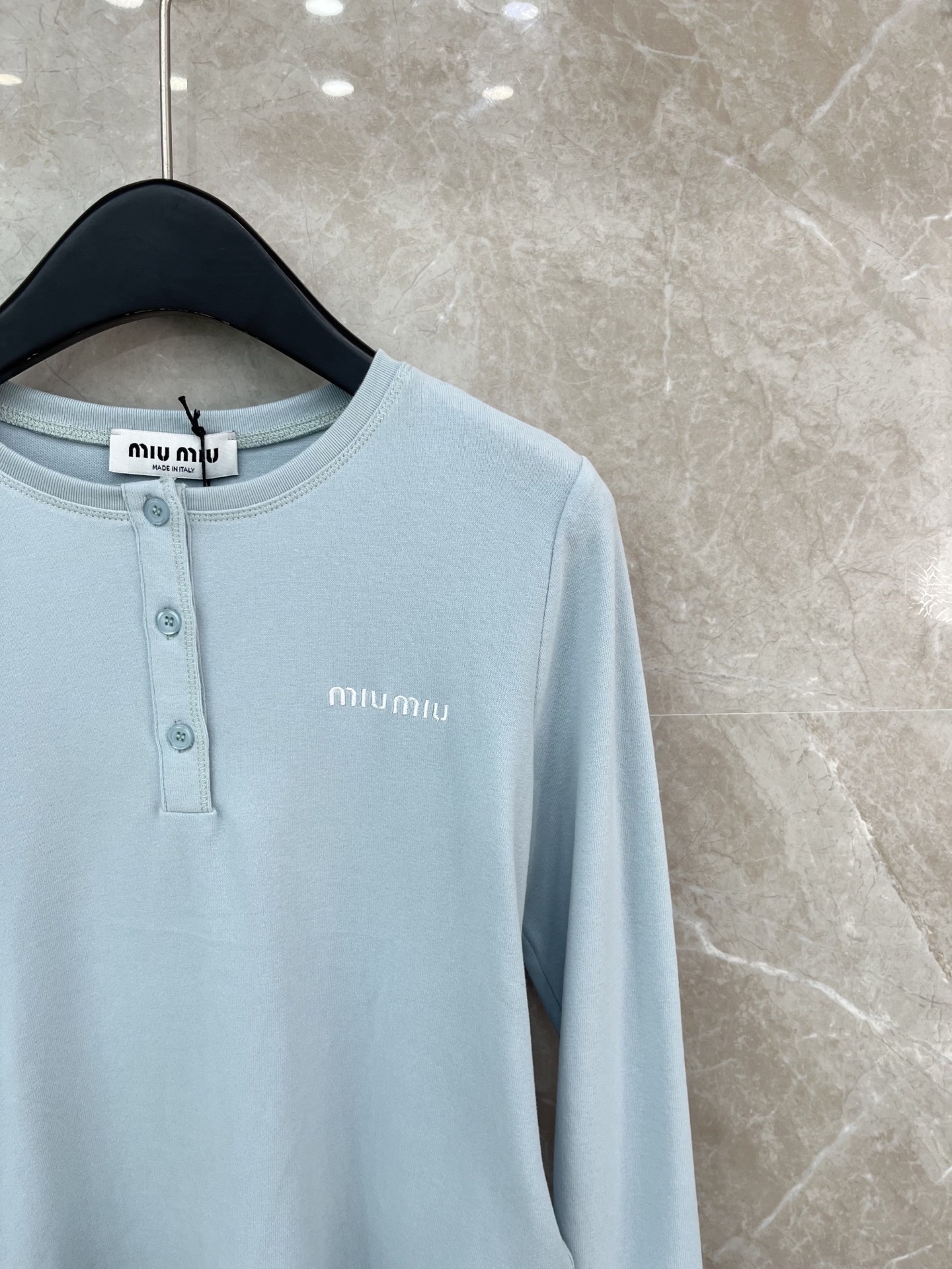 🛒𝐍𝐄𝐖 · 𝟐𝟎𝟐6/爆款现货原单品质 Miu Mi*｜2026新款刺绣长袖T云感舒适的面料上身的触感