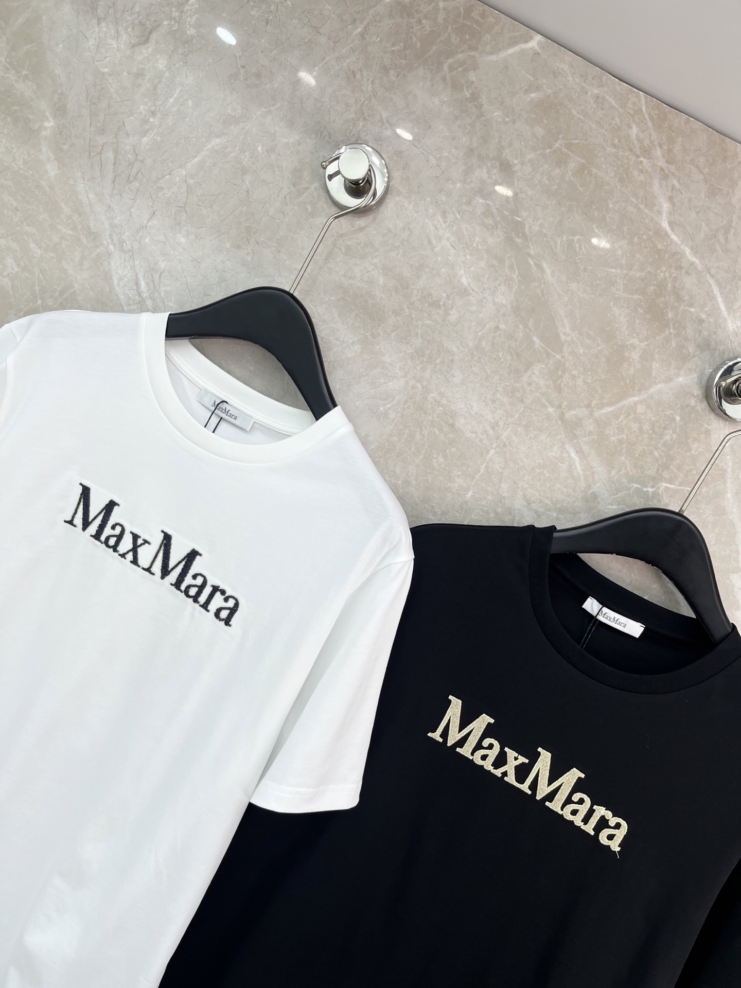 🛒𝐍𝐄𝐖 · 𝟐𝟎𝟐6/爆款现货原单品质 Max*｜精致珠片绣短袖T恤高订面料 亲肤透气舒适标志性字母图
