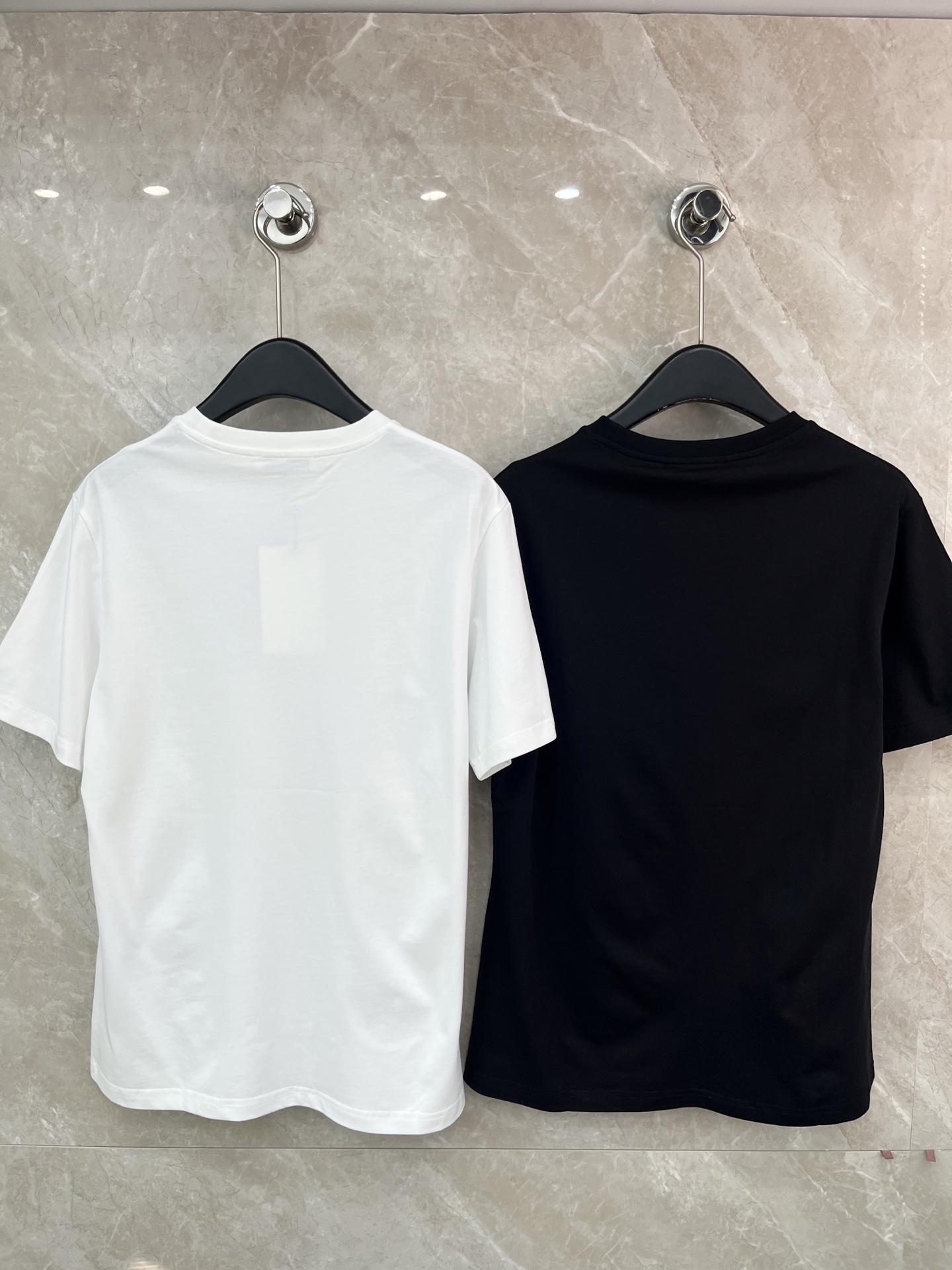 🛒𝐍𝐄𝐖 · 𝟐𝟎𝟐6/爆款现货原单品质 Max*｜精致珠片绣短袖T恤高订面料 亲肤透气舒适标志性字母图