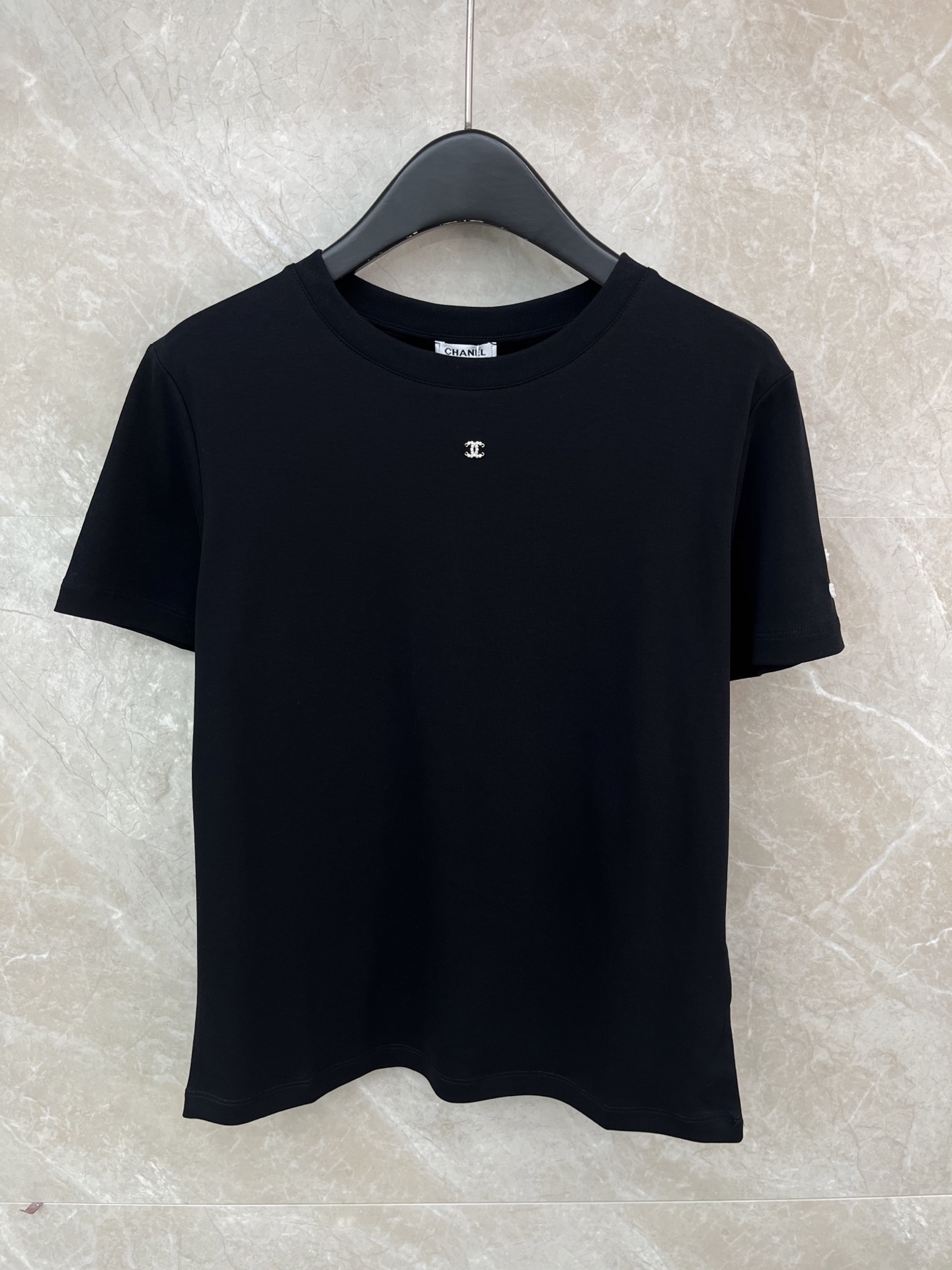 🛒𝐍𝐄𝐖 · 𝟐𝟎𝟐6/爆款现货原单品质 Chan*｜精致订珠绣短袖T恤高订面料 亲肤透气舒适标志性字母