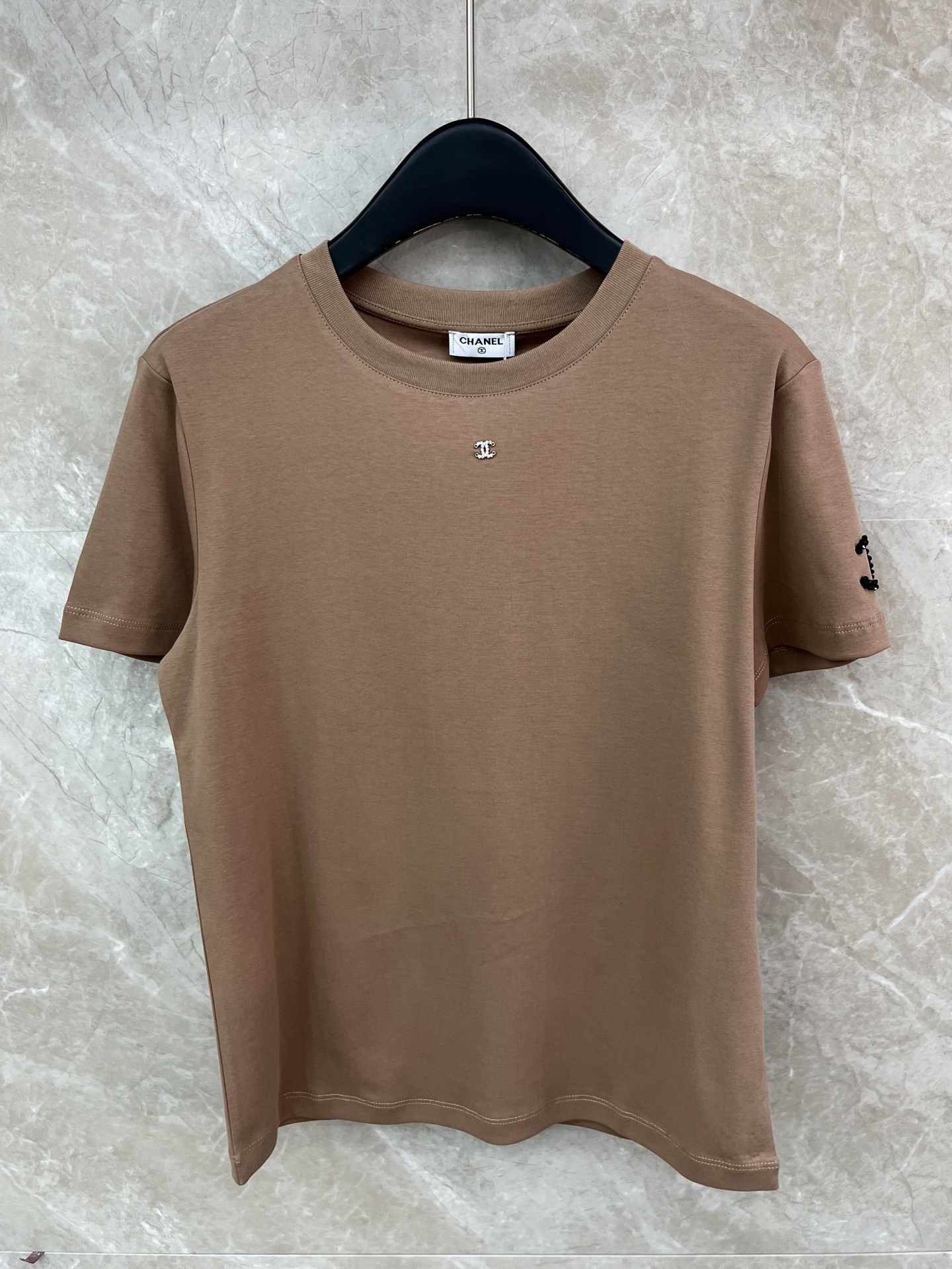 🛒𝐍𝐄𝐖 · 𝟐𝟎𝟐6/爆款现货原单品质 Chan*｜精致订珠绣短袖T恤高订面料 亲肤透气舒适标志性字母