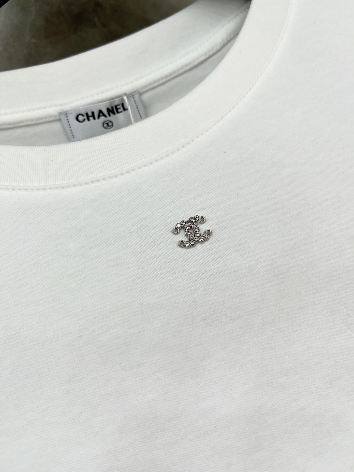 🛒𝐍𝐄𝐖 · 𝟐𝟎𝟐6/爆款现货原单品质 Chan*｜精致订珠绣短袖T恤高订面料 亲肤透气舒适标志性字母