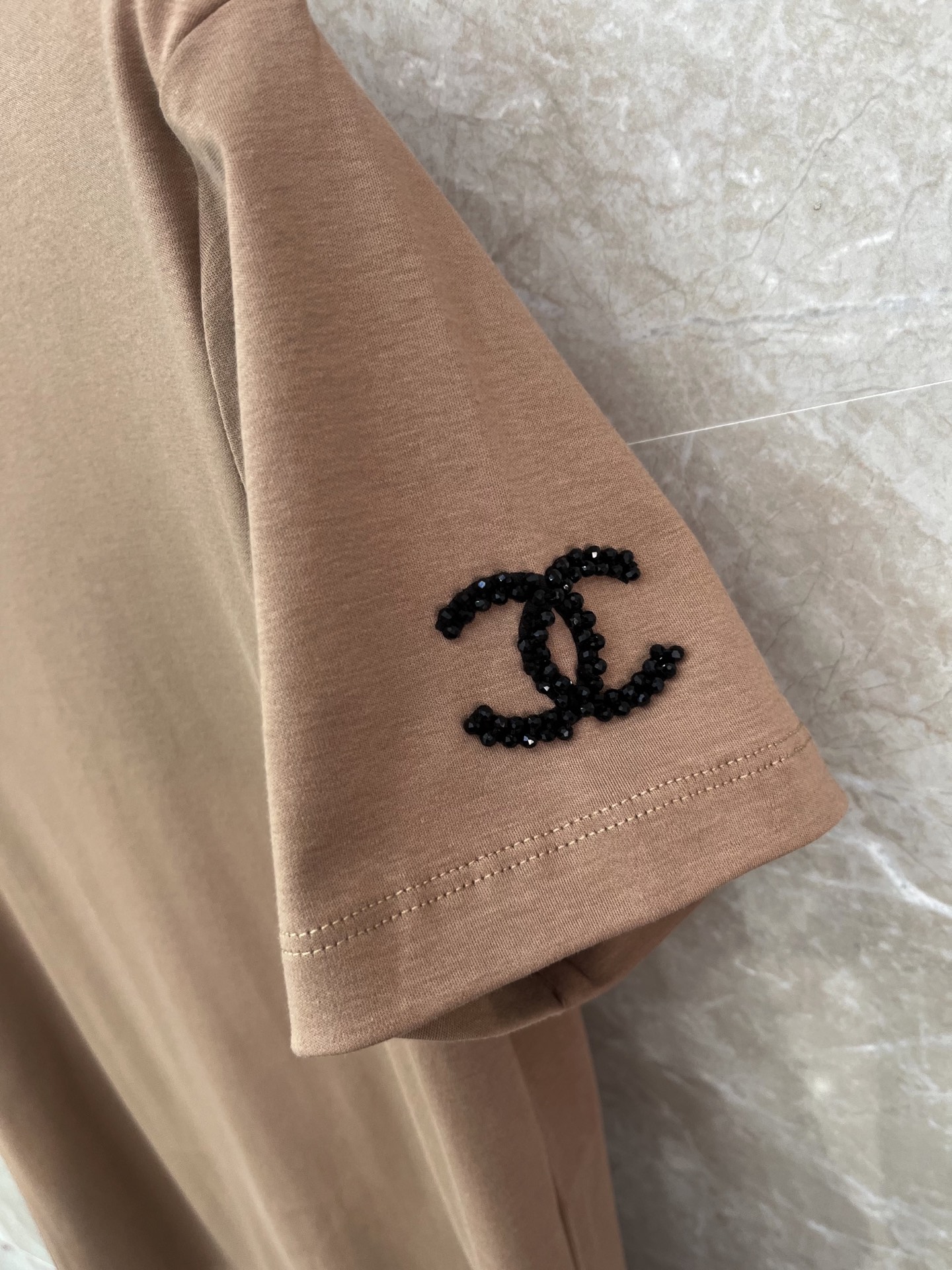 🛒𝐍𝐄𝐖 · 𝟐𝟎𝟐6/爆款现货原单品质 Chan*｜精致订珠绣短袖T恤高订面料 亲肤透气舒适标志性字母