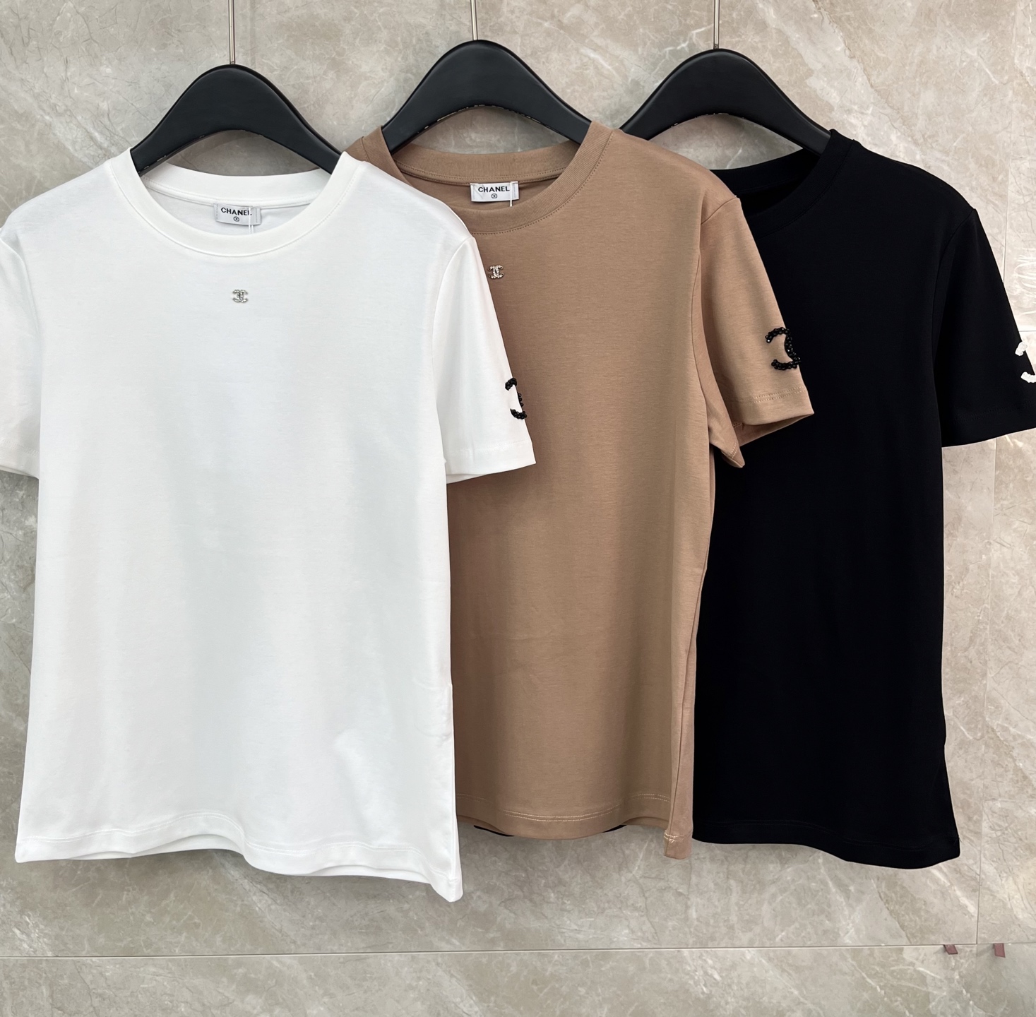 🛒𝐍𝐄𝐖 · 𝟐𝟎𝟐6/爆款现货原单品质 Chan*｜精致订珠绣短袖T恤高订面料 亲肤透气舒适标志性字母