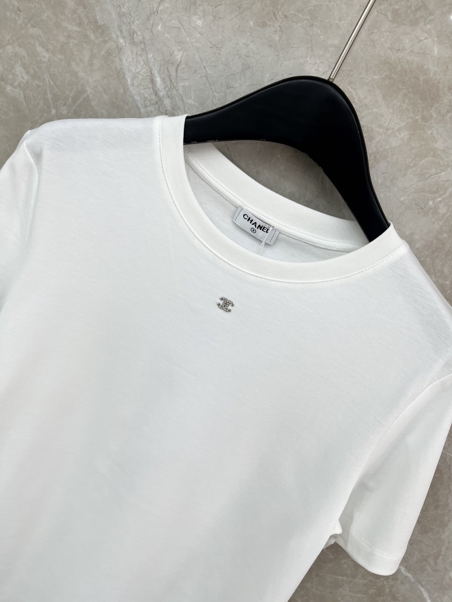 🛒𝐍𝐄𝐖 · 𝟐𝟎𝟐6/爆款现货原单品质 Chan*｜精致订珠绣短袖T恤高订面料 亲肤透气舒适标志性字母