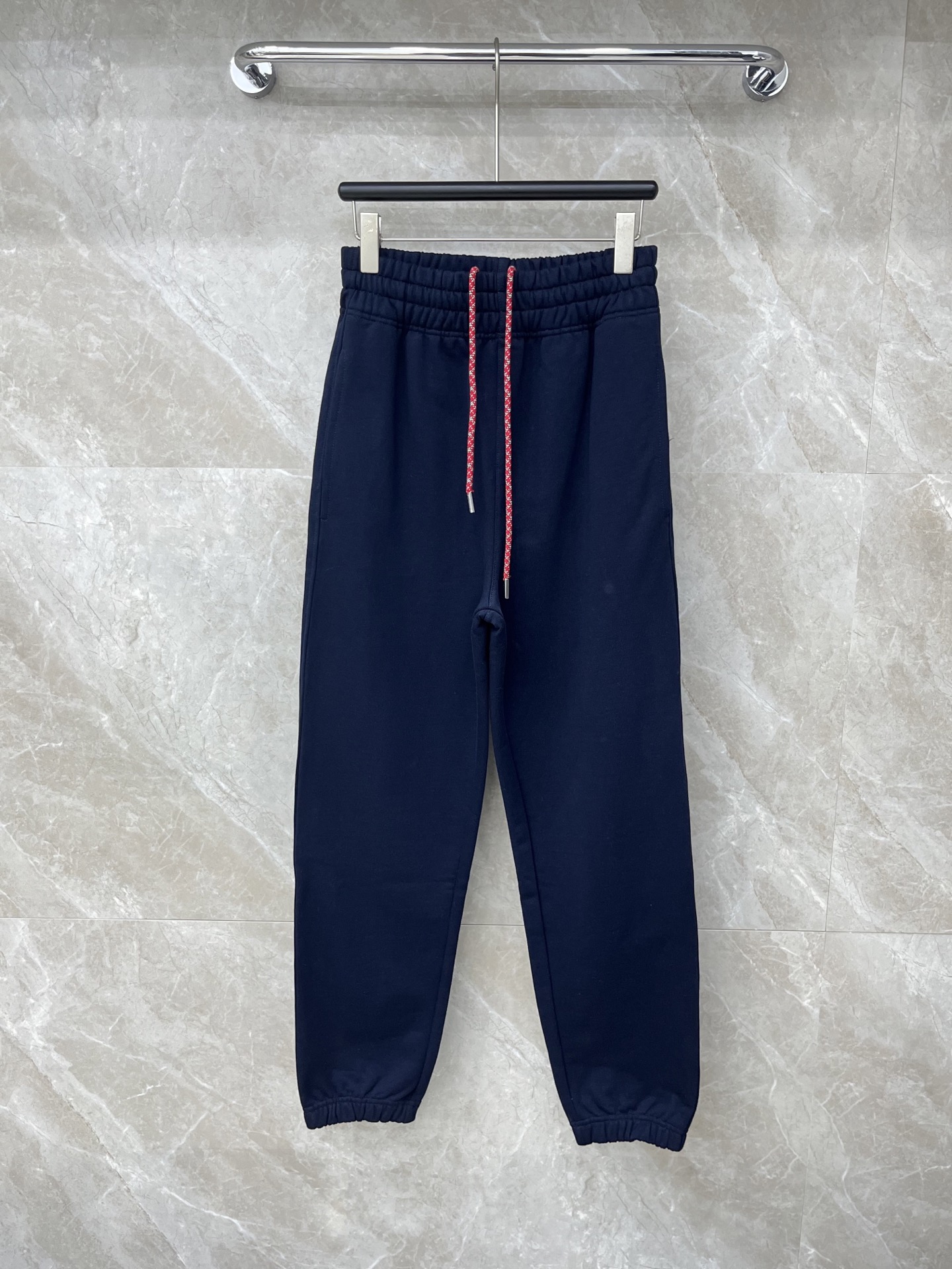 🛒𝐍𝐄𝐖 · 𝟐𝟎𝟐5/爆款现货【原版定制】Bur*｜25经典植绒刺绣卫裤干净利落的裁剪，落肩宽松慵懒版