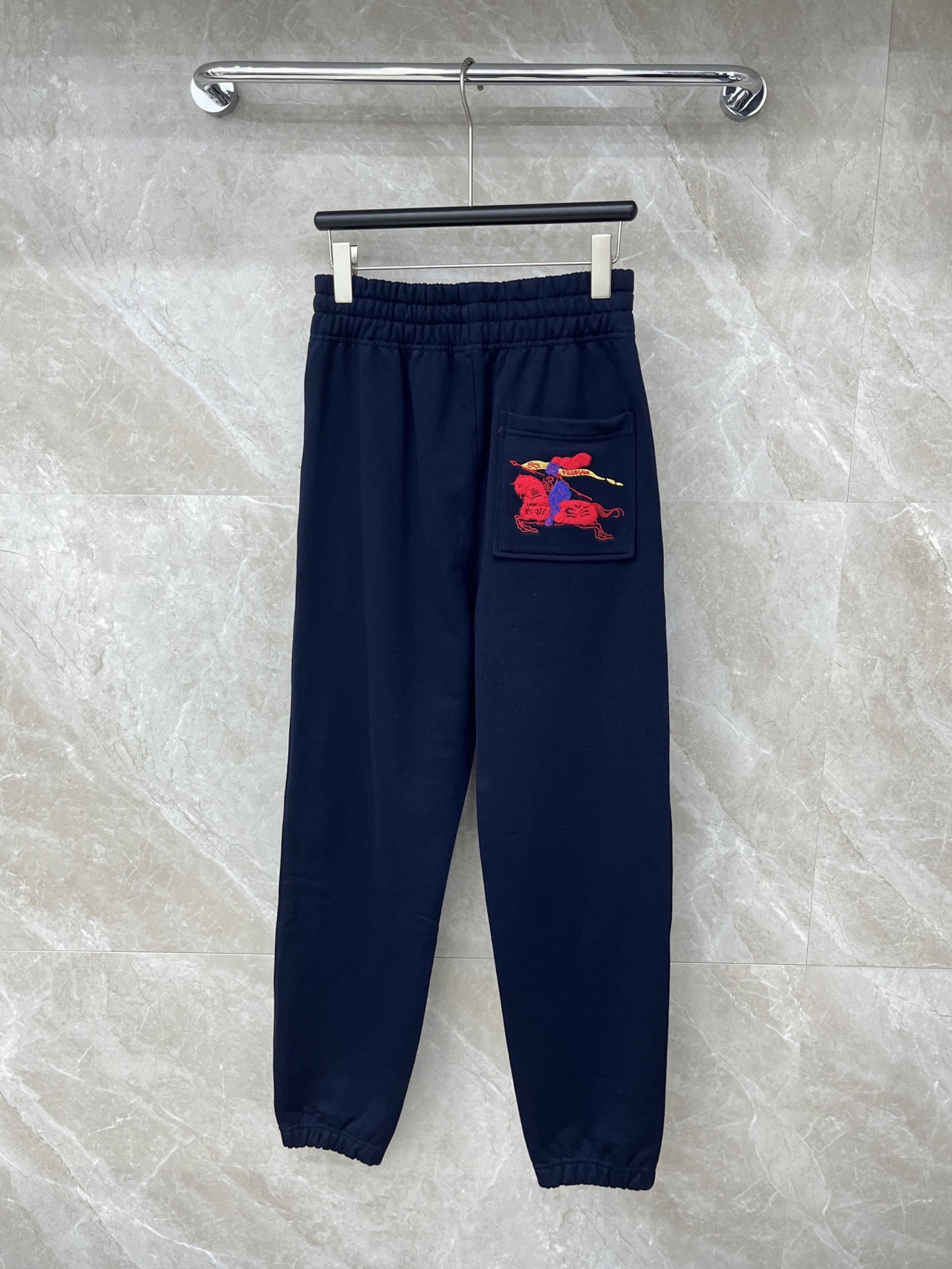 🛒𝐍𝐄𝐖 · 𝟐𝟎𝟐5/爆款现货【原版定制】Bur*｜25经典植绒刺绣卫裤干净利落的裁剪，落肩宽松慵懒版