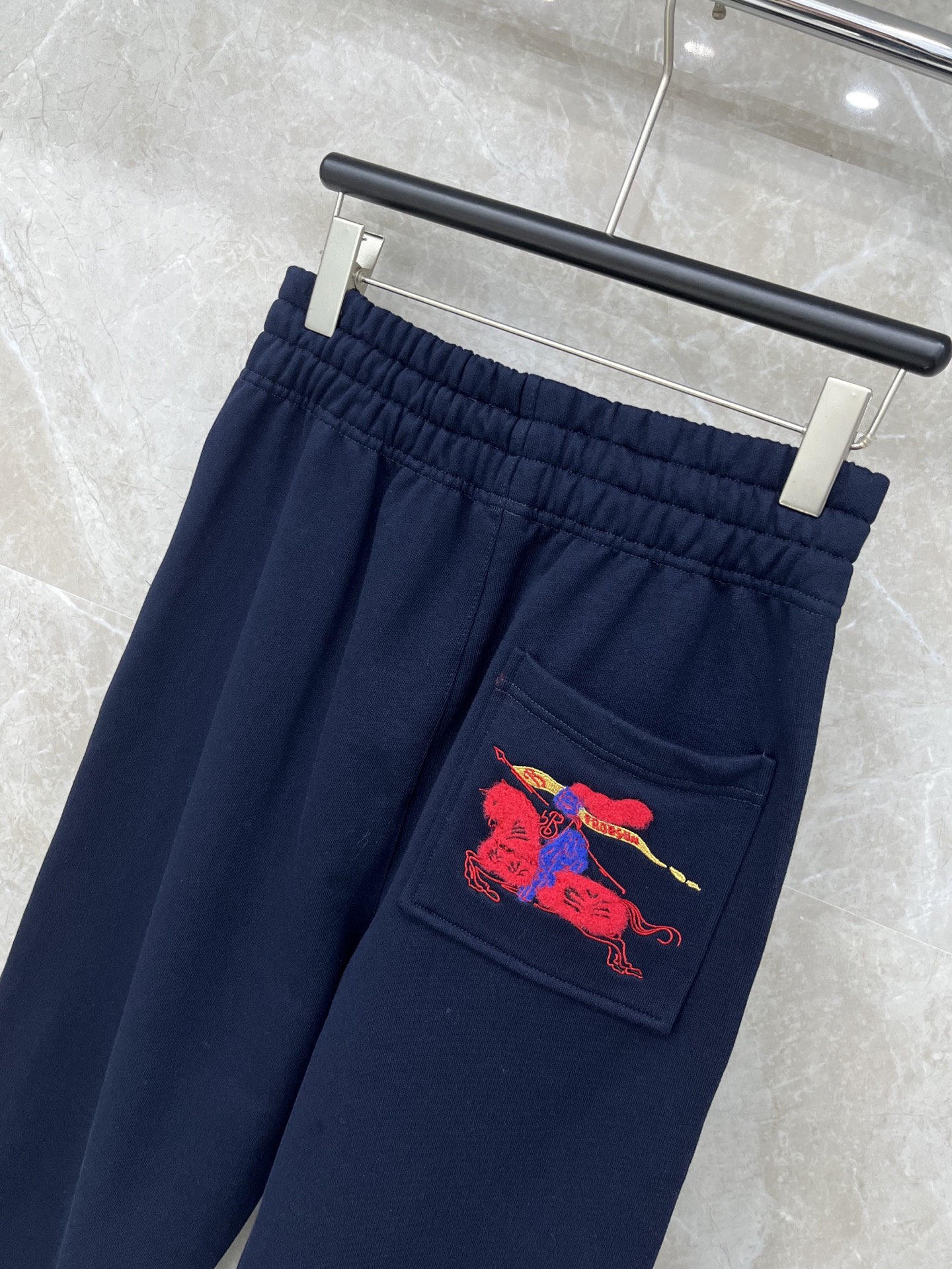 🛒𝐍𝐄𝐖 · 𝟐𝟎𝟐5/爆款现货【原版定制】Bur*｜25经典植绒刺绣卫裤干净利落的裁剪，落肩宽松慵懒版