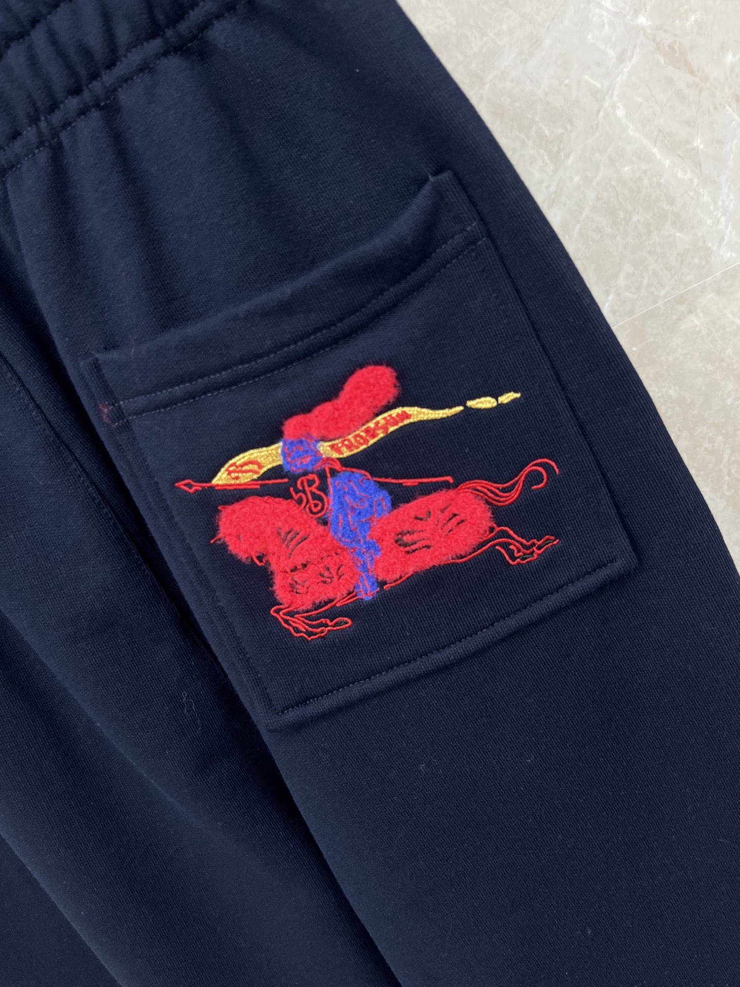 🛒𝐍𝐄𝐖 · 𝟐𝟎𝟐5/爆款现货【原版定制】Bur*｜25经典植绒刺绣卫裤干净利落的裁剪，落肩宽松慵懒版