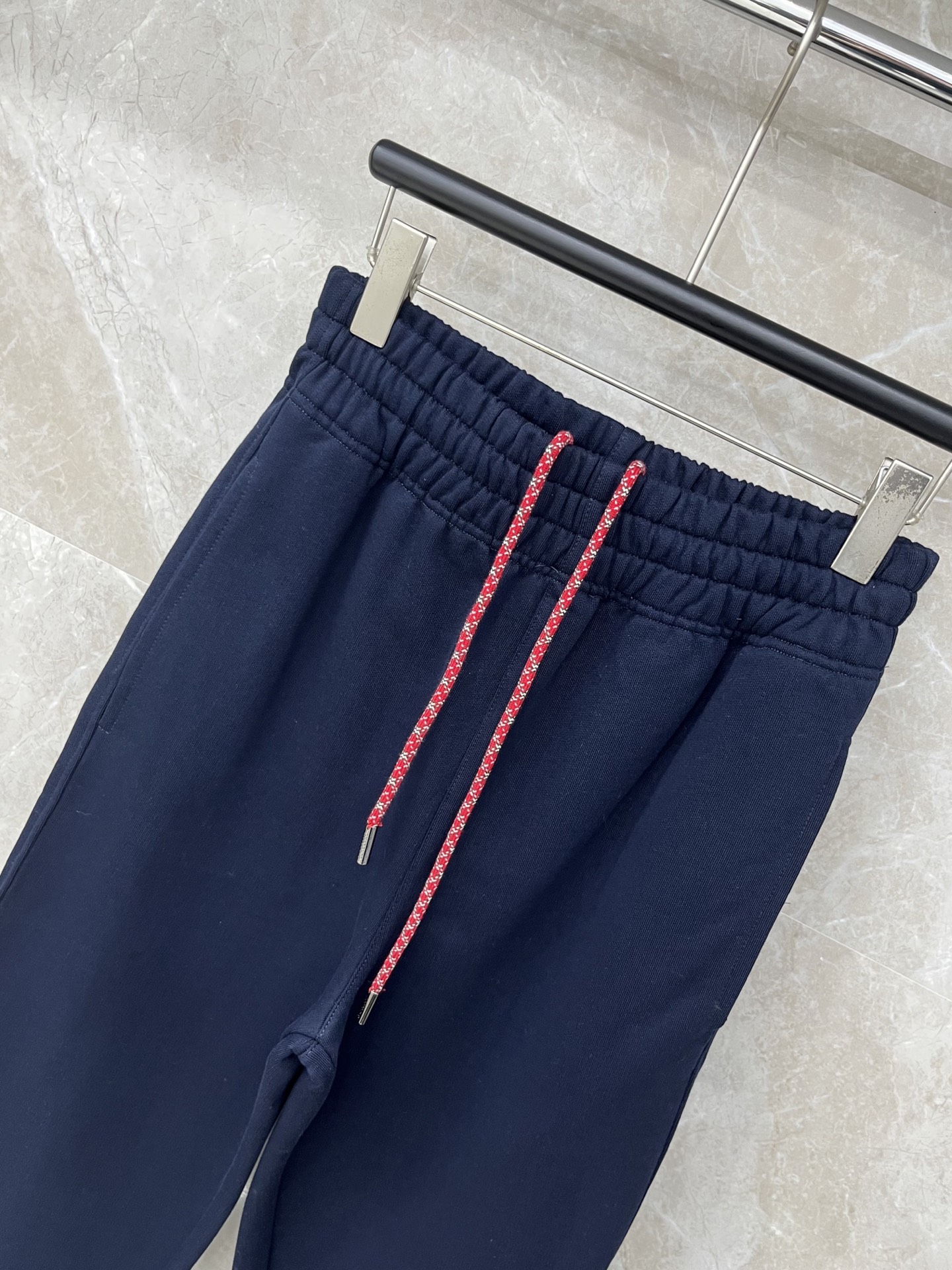 🛒𝐍𝐄𝐖 · 𝟐𝟎𝟐5/爆款现货【原版定制】Bur*｜25经典植绒刺绣卫裤干净利落的裁剪，落肩宽松慵懒版