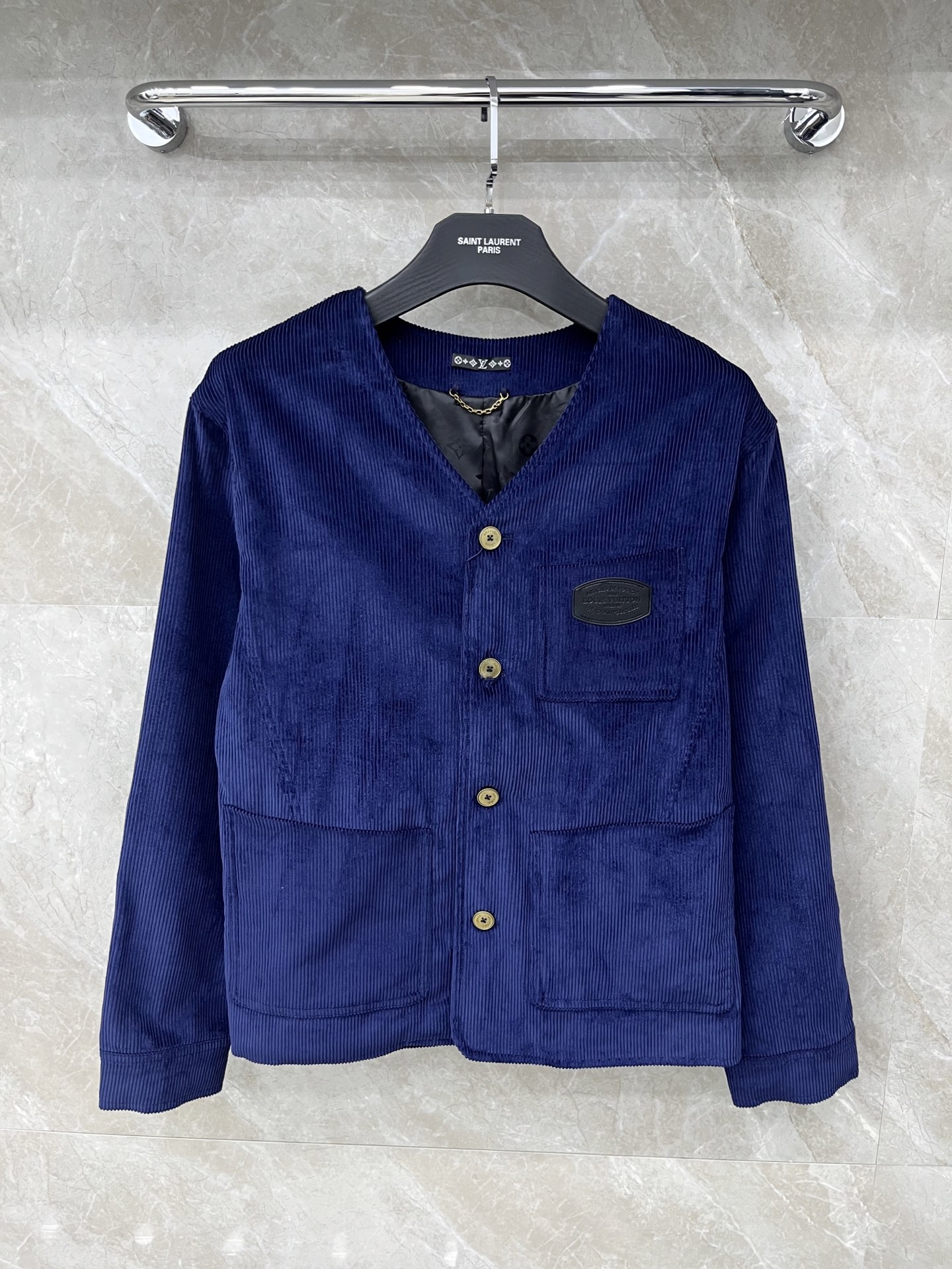 🛒𝐍𝐄𝐖 · 𝟐𝟎𝟐5/爆款现货【原版定制】Lv*｜灯芯绒V领外套高订面料 撞色小皮牌 定染色系低调奢华