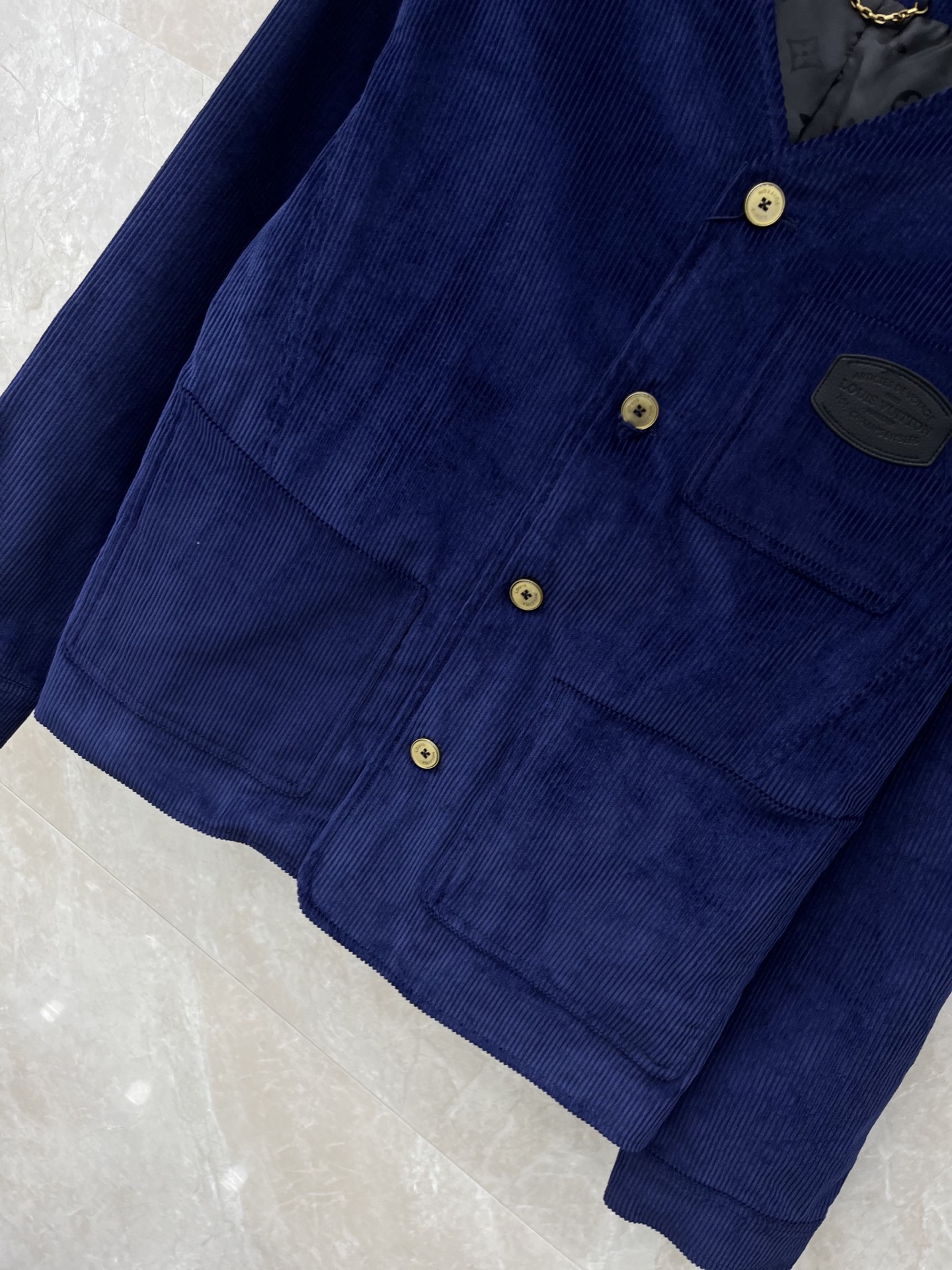 🛒𝐍𝐄𝐖 · 𝟐𝟎𝟐5/爆款现货【原版定制】Lv*｜灯芯绒V领外套高订面料 撞色小皮牌 定染色系低调奢华