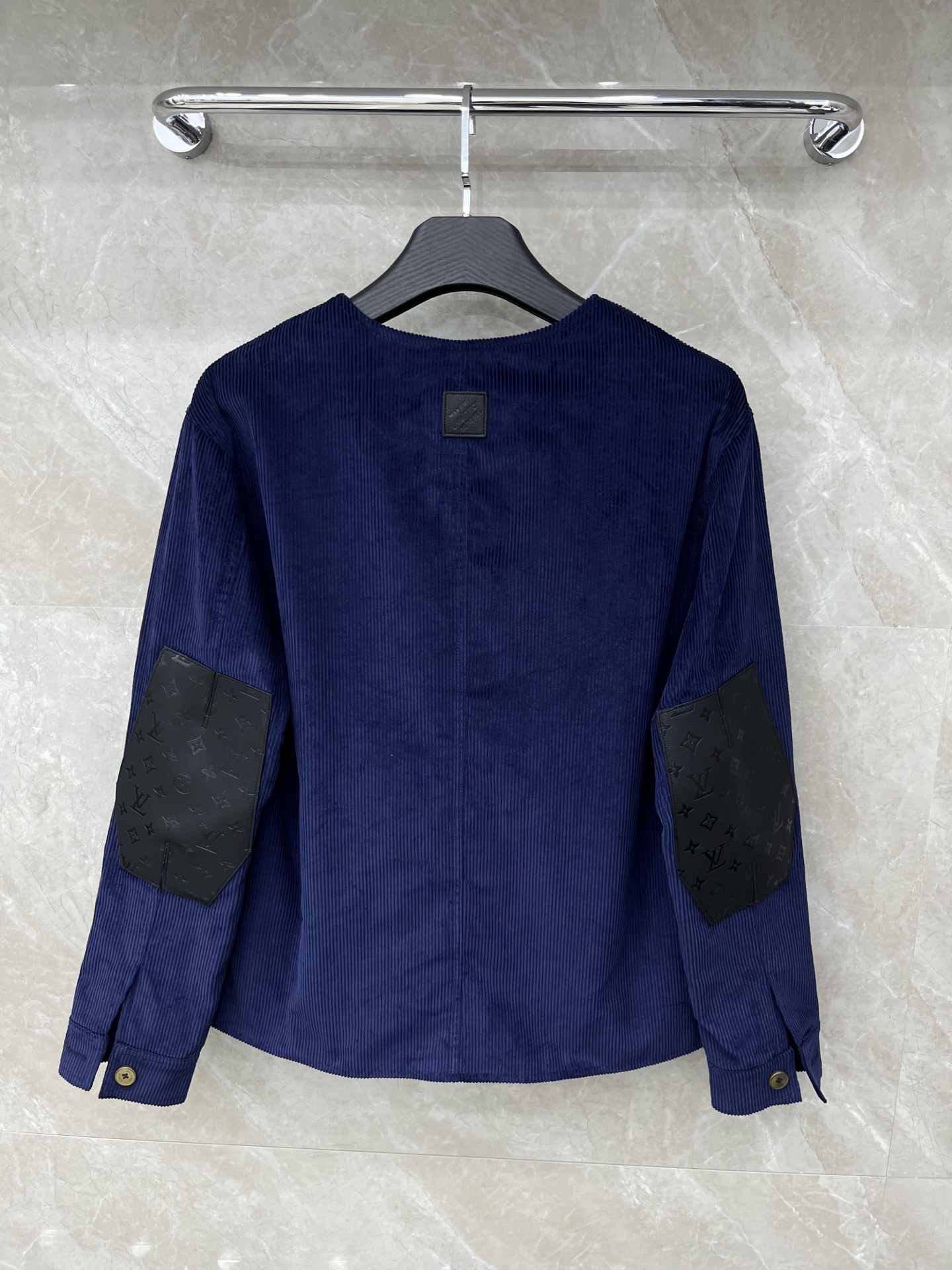 🛒𝐍𝐄𝐖 · 𝟐𝟎𝟐5/爆款现货【原版定制】Lv*｜灯芯绒V领外套高订面料 撞色小皮牌 定染色系低调奢华