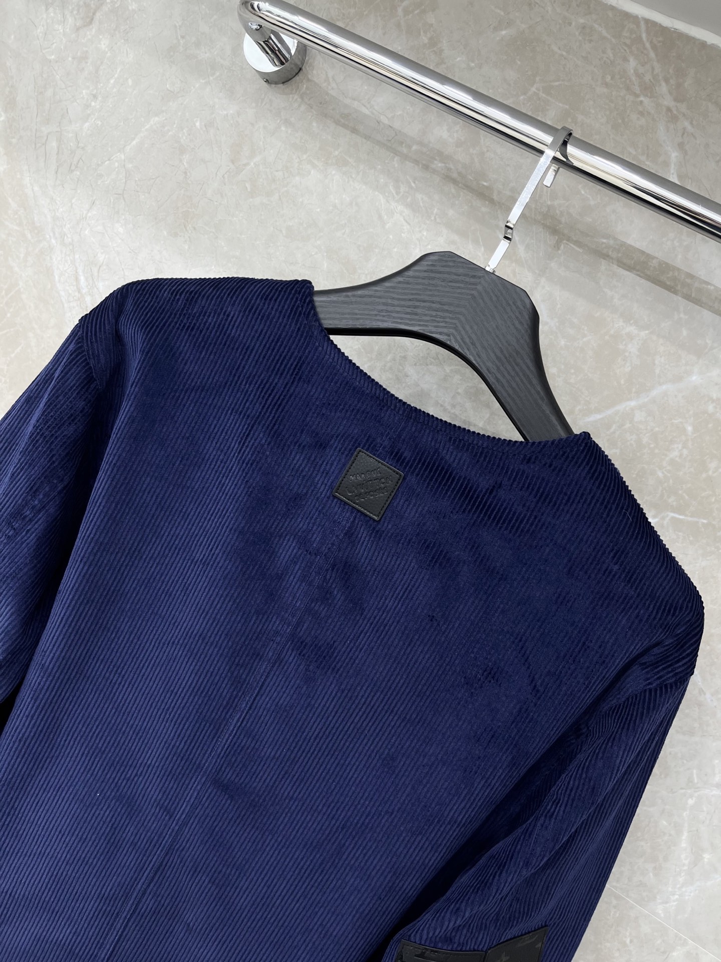 🛒𝐍𝐄𝐖 · 𝟐𝟎𝟐5/爆款现货【原版定制】Lv*｜灯芯绒V领外套高订面料 撞色小皮牌 定染色系低调奢华