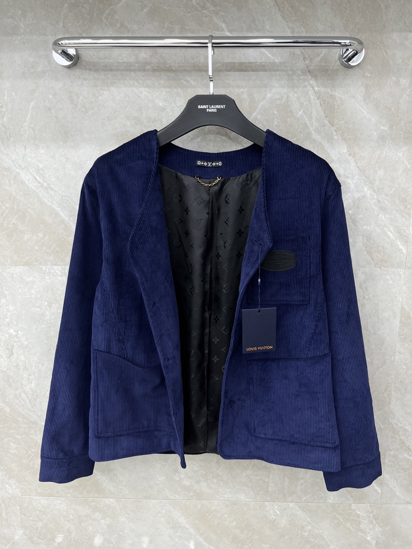 🛒𝐍𝐄𝐖 · 𝟐𝟎𝟐5/爆款现货【原版定制】Lv*｜灯芯绒V领外套高订面料 撞色小皮牌 定染色系低调奢华