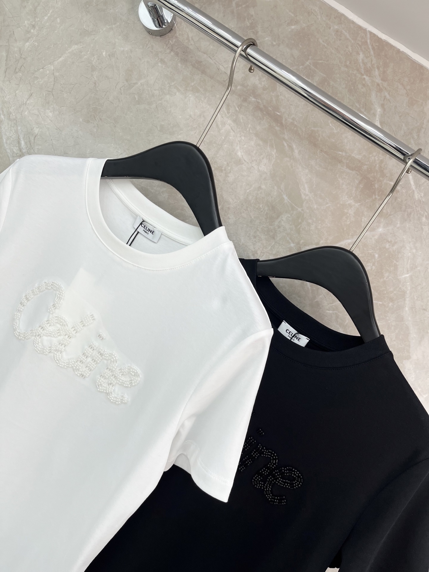 🛒𝐍𝐄𝐖 · 𝟐𝟎𝟐6/爆款现货原单品质 Celi*｜精致订珠字母短袖T恤高订面料 亲肤透气舒适标志性字