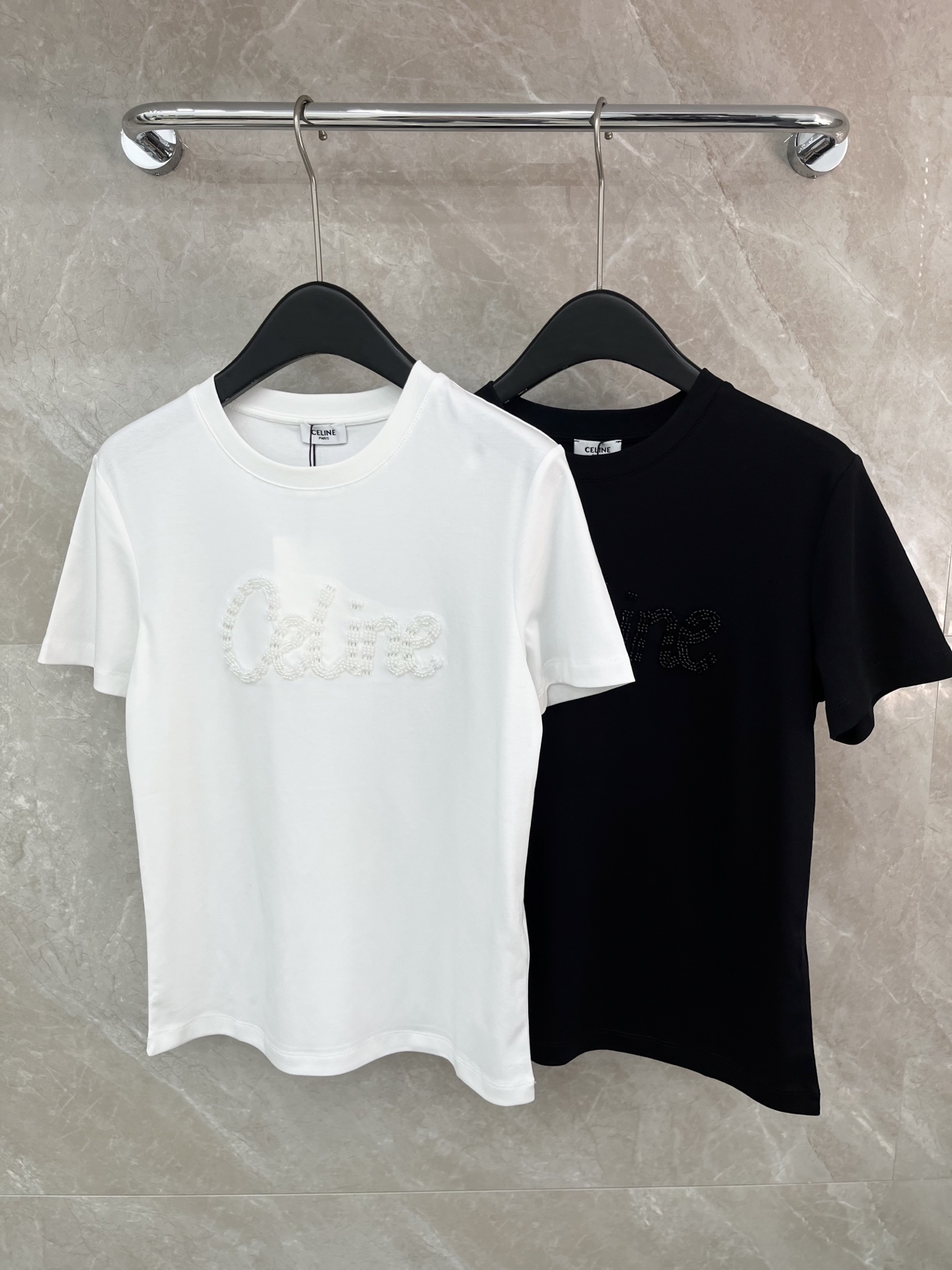 🛒𝐍𝐄𝐖 · 𝟐𝟎𝟐6/爆款现货原单品质 Celi*｜精致订珠字母短袖T恤高订面料 亲肤透气舒适标志性字