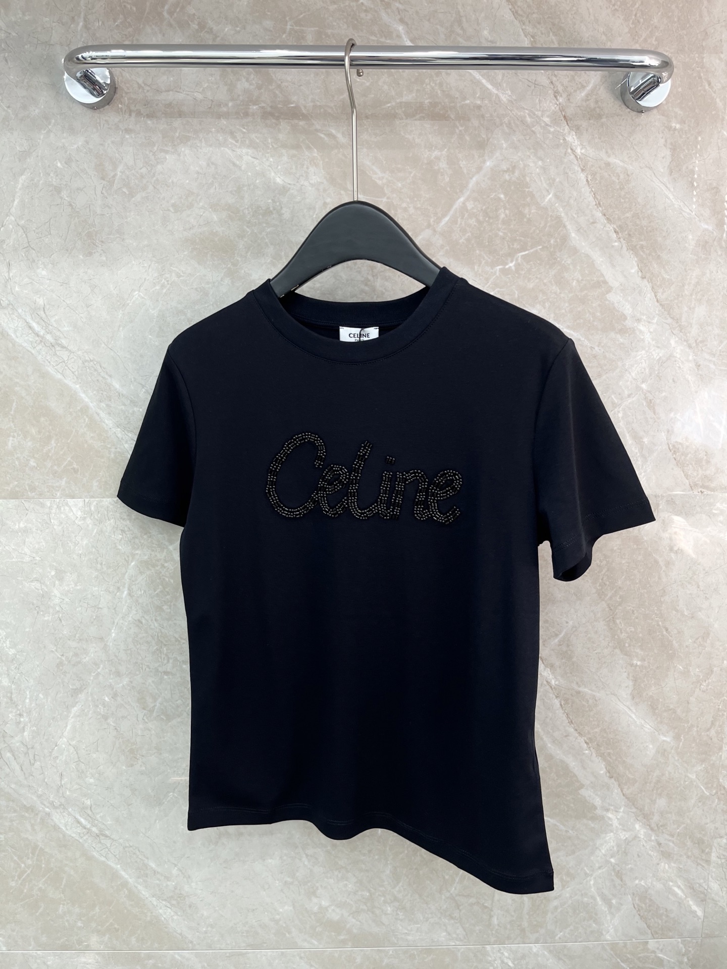 🛒𝐍𝐄𝐖 · 𝟐𝟎𝟐6/爆款现货原单品质 Celi*｜精致订珠字母短袖T恤高订面料 亲肤透气舒适标志性字