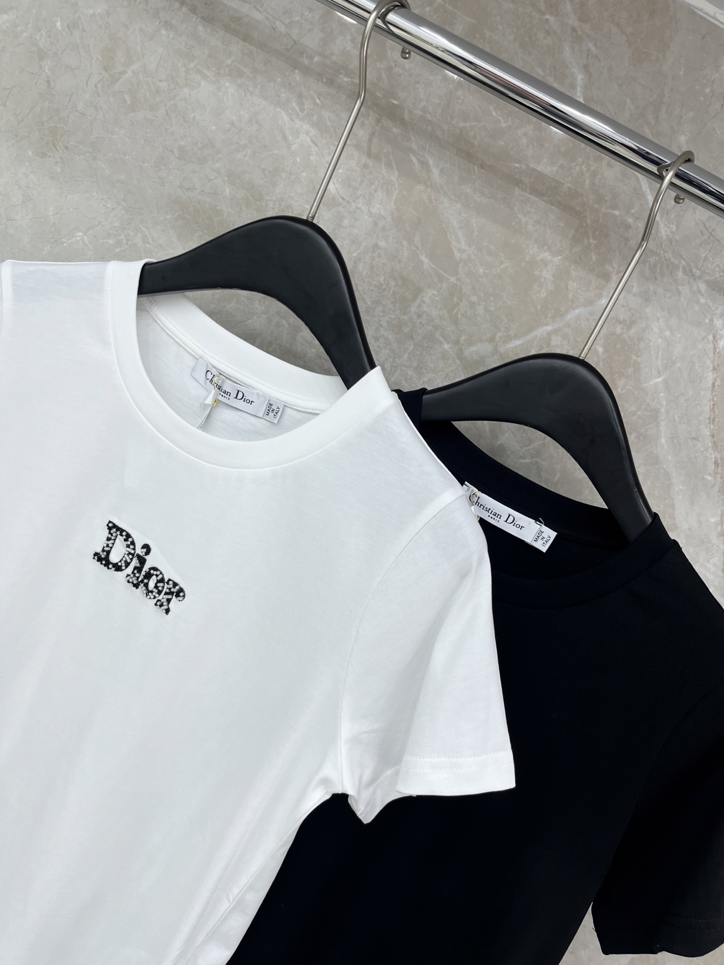 🛒𝐍𝐄𝐖 · 𝟐𝟎𝟐6/爆款现货原单品质 Dio*｜精致订珠短袖T恤高订面料 亲肤透气舒适标志性字母图案