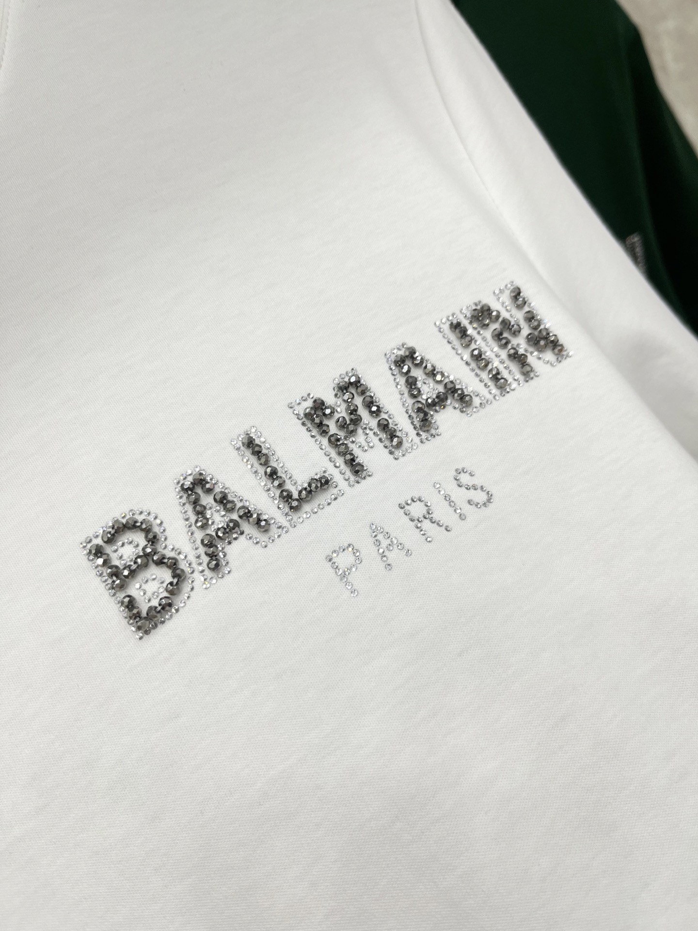 🛒𝐍𝐄𝐖 · 𝟐𝟎𝟐6/爆款现货原单品质 Bal*｜精致烫钻订珠短袖T恤高订面料 亲肤透气舒适标志性字母