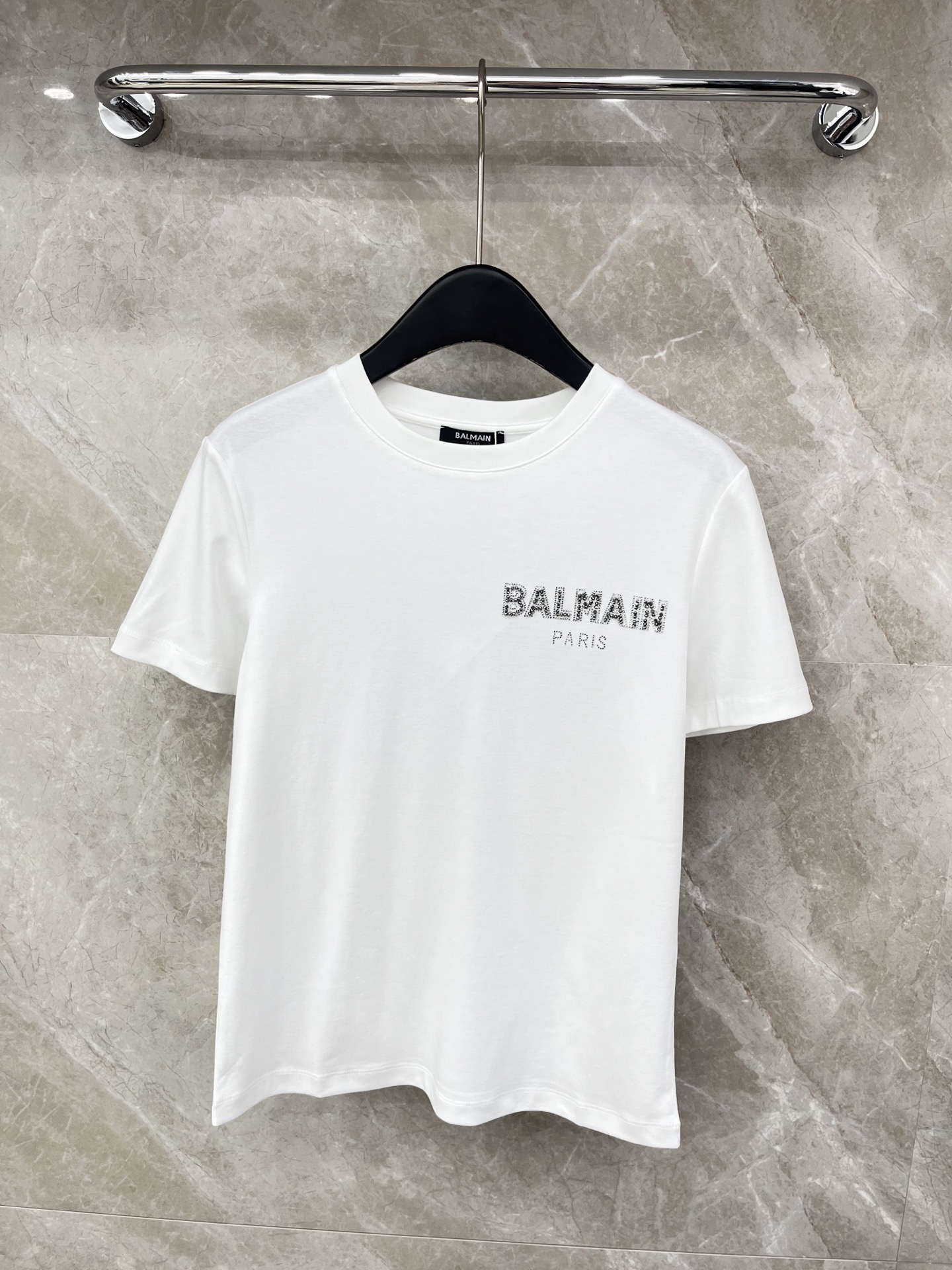 🛒𝐍𝐄𝐖 · 𝟐𝟎𝟐6/爆款现货原单品质 Bal*｜精致烫钻订珠短袖T恤高订面料 亲肤透气舒适标志性字母