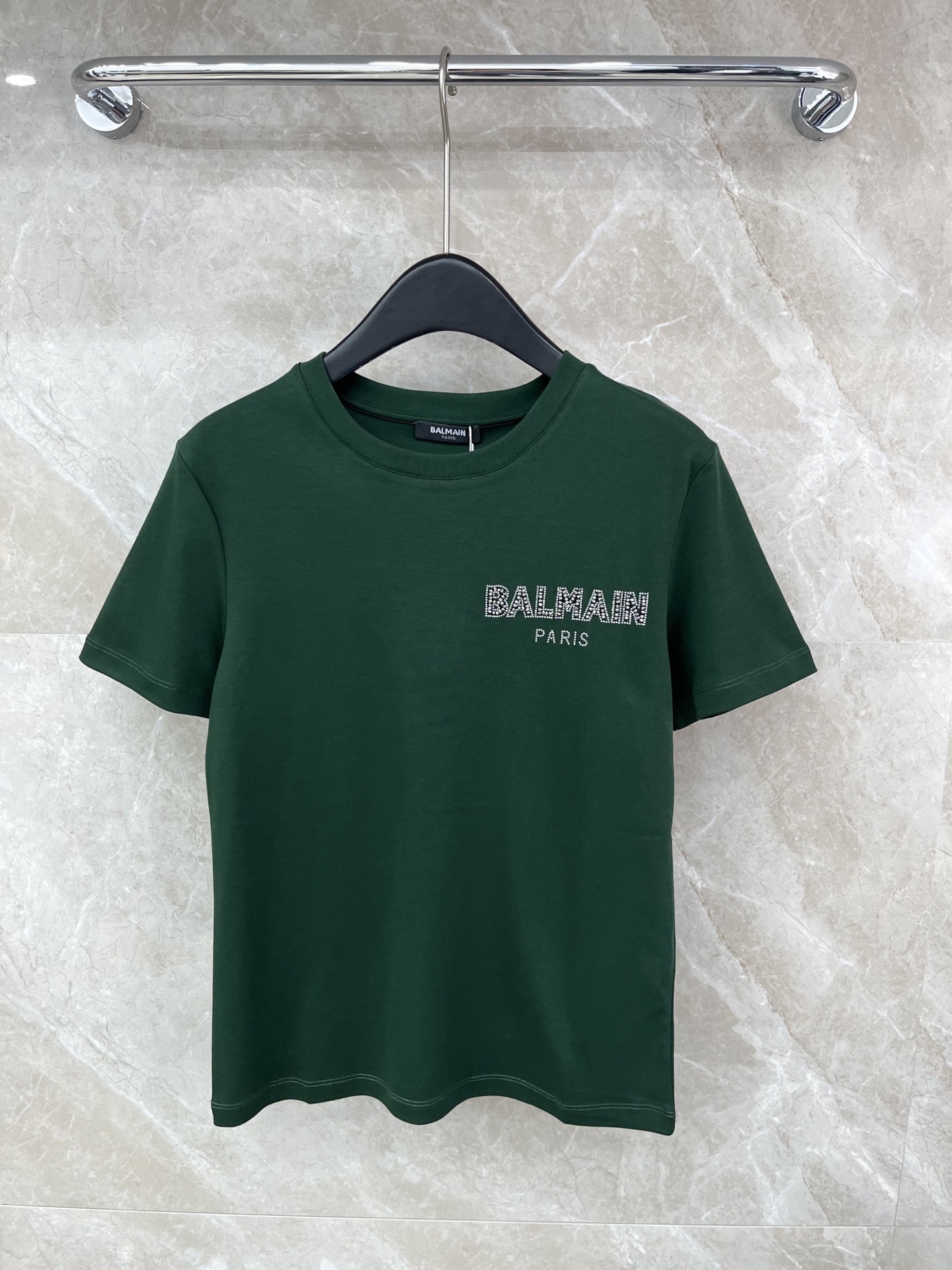🛒𝐍𝐄𝐖 · 𝟐𝟎𝟐6/爆款现货原单品质 Bal*｜精致烫钻订珠短袖T恤高订面料 亲肤透气舒适标志性字母