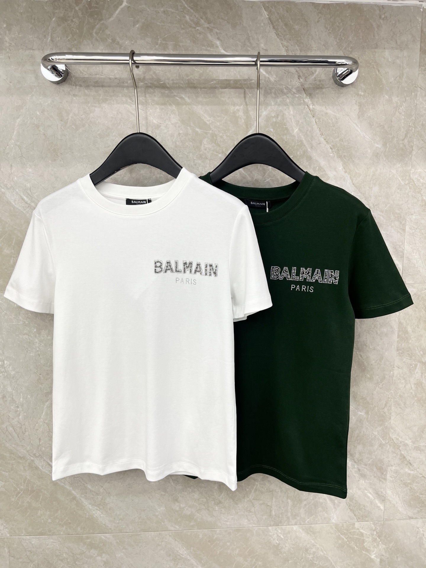 🛒𝐍𝐄𝐖 · 𝟐𝟎𝟐6/爆款现货原单品质 Bal*｜精致烫钻订珠短袖T恤高订面料 亲肤透气舒适标志性字母