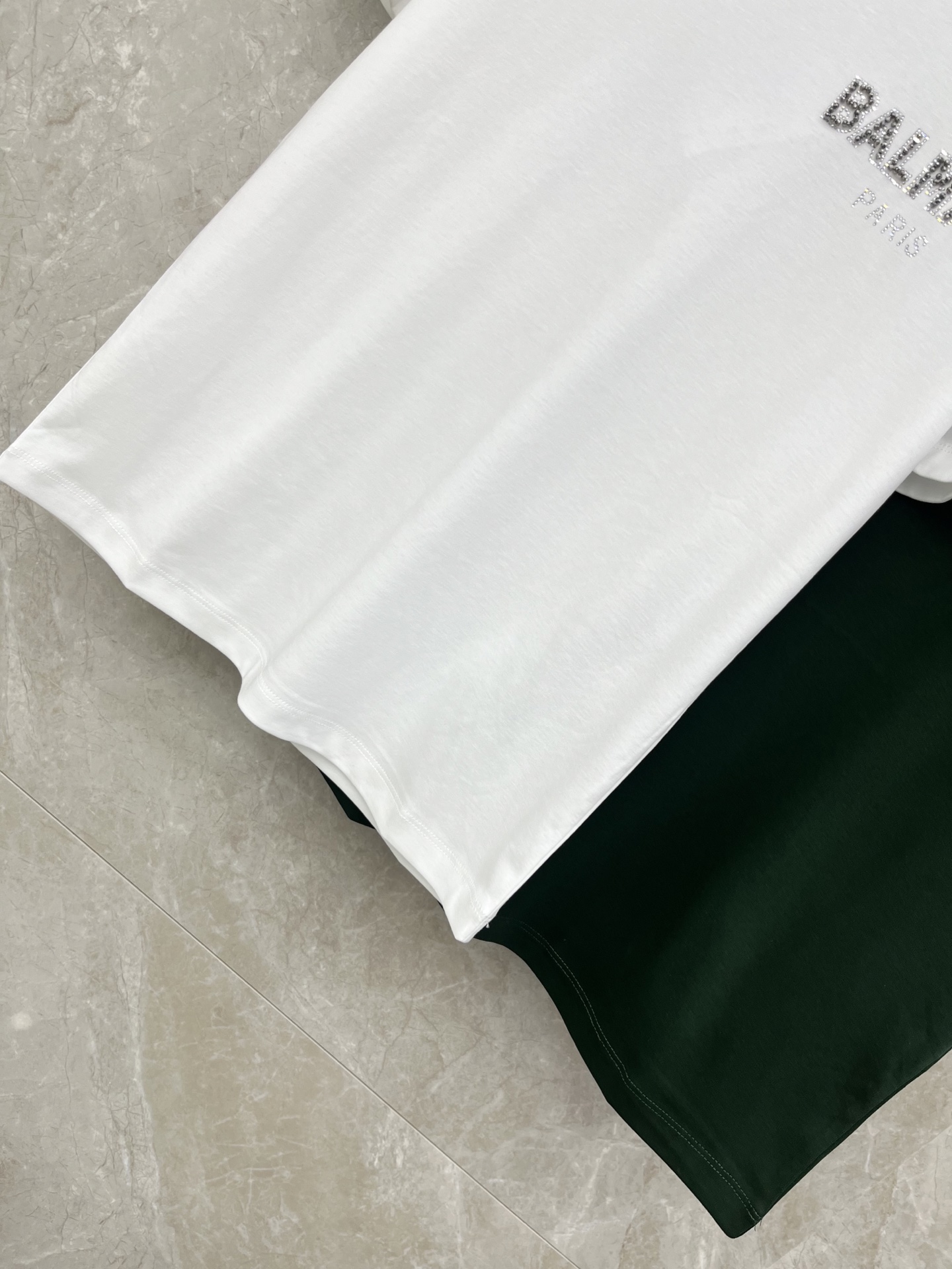 🛒𝐍𝐄𝐖 · 𝟐𝟎𝟐6/爆款现货原单品质 Bal*｜精致烫钻订珠短袖T恤高订面料 亲肤透气舒适标志性字母