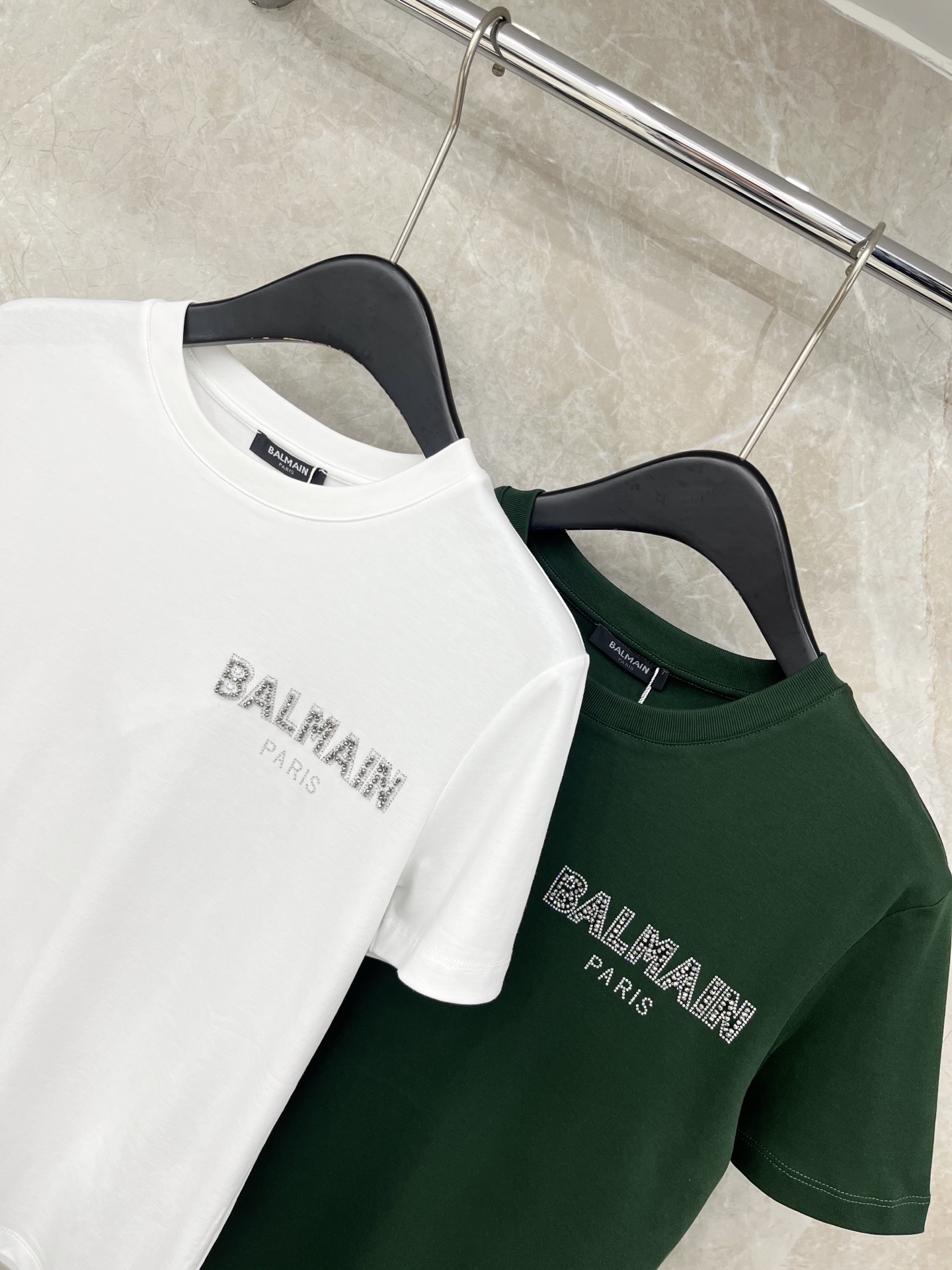 🛒𝐍𝐄𝐖 · 𝟐𝟎𝟐6/爆款现货原单品质 Bal*｜精致烫钻订珠短袖T恤高订面料 亲肤透气舒适标志性字母