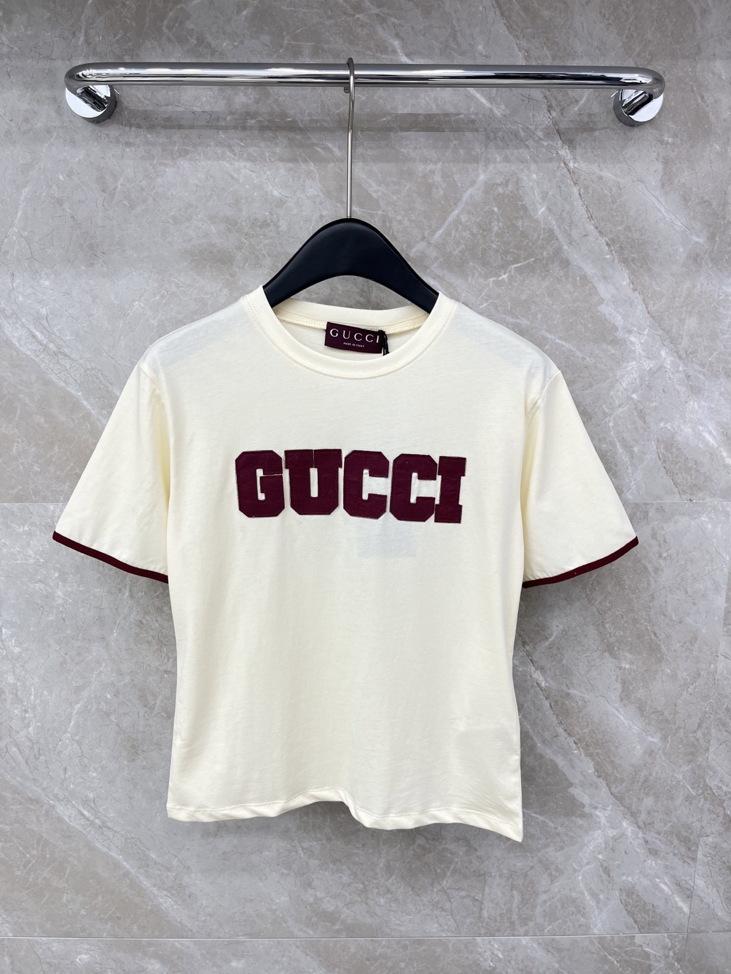 🛒𝐍𝐄𝐖 · 𝟐𝟎𝟐6/爆款现货原单品质 Gucc*｜精致贴布绣短袖T恤高订面料 亲肤透气舒适标志性字母