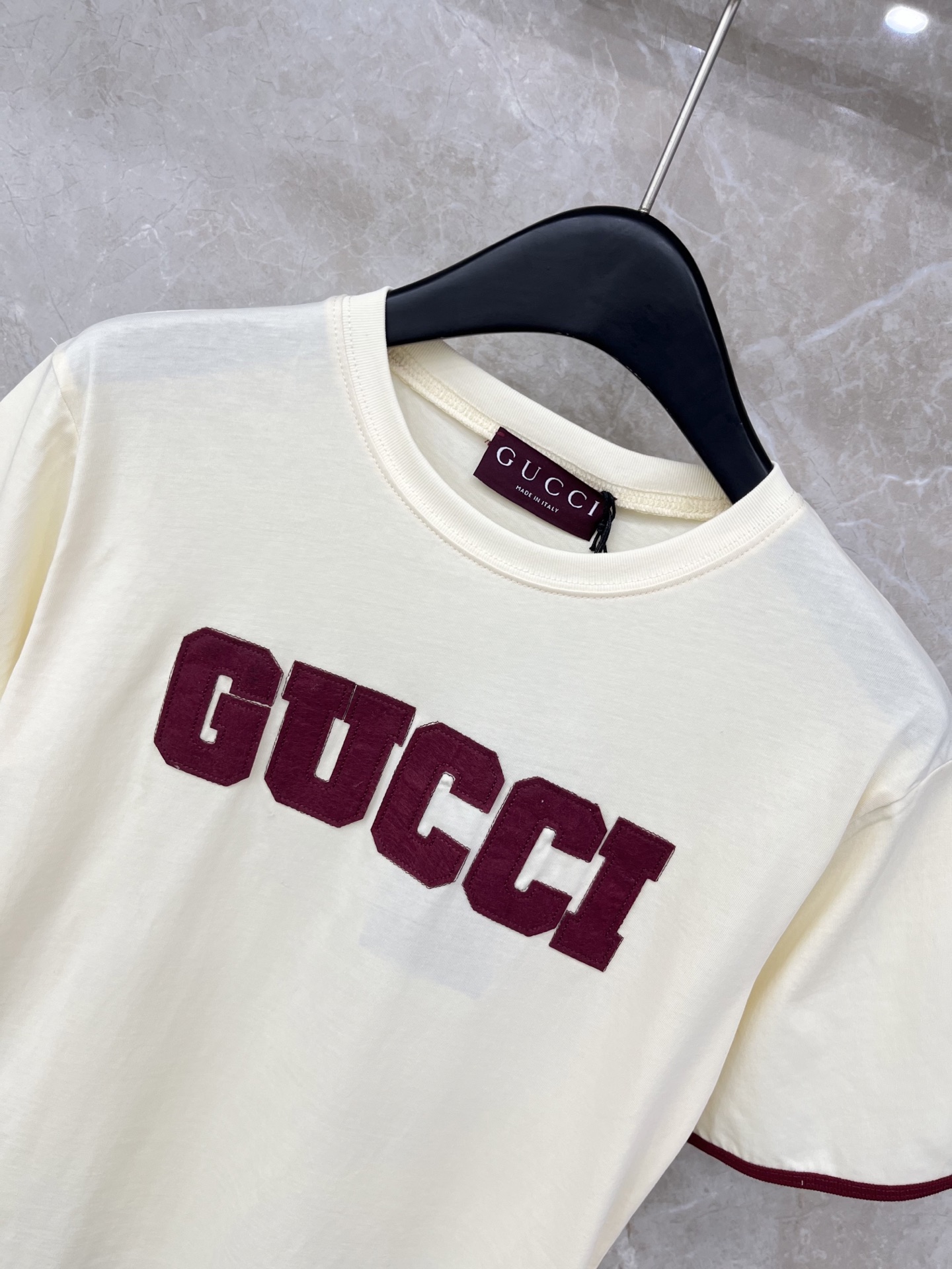 🛒𝐍𝐄𝐖 · 𝟐𝟎𝟐6/爆款现货原单品质 Gucc*｜精致贴布绣短袖T恤高订面料 亲肤透气舒适标志性字母