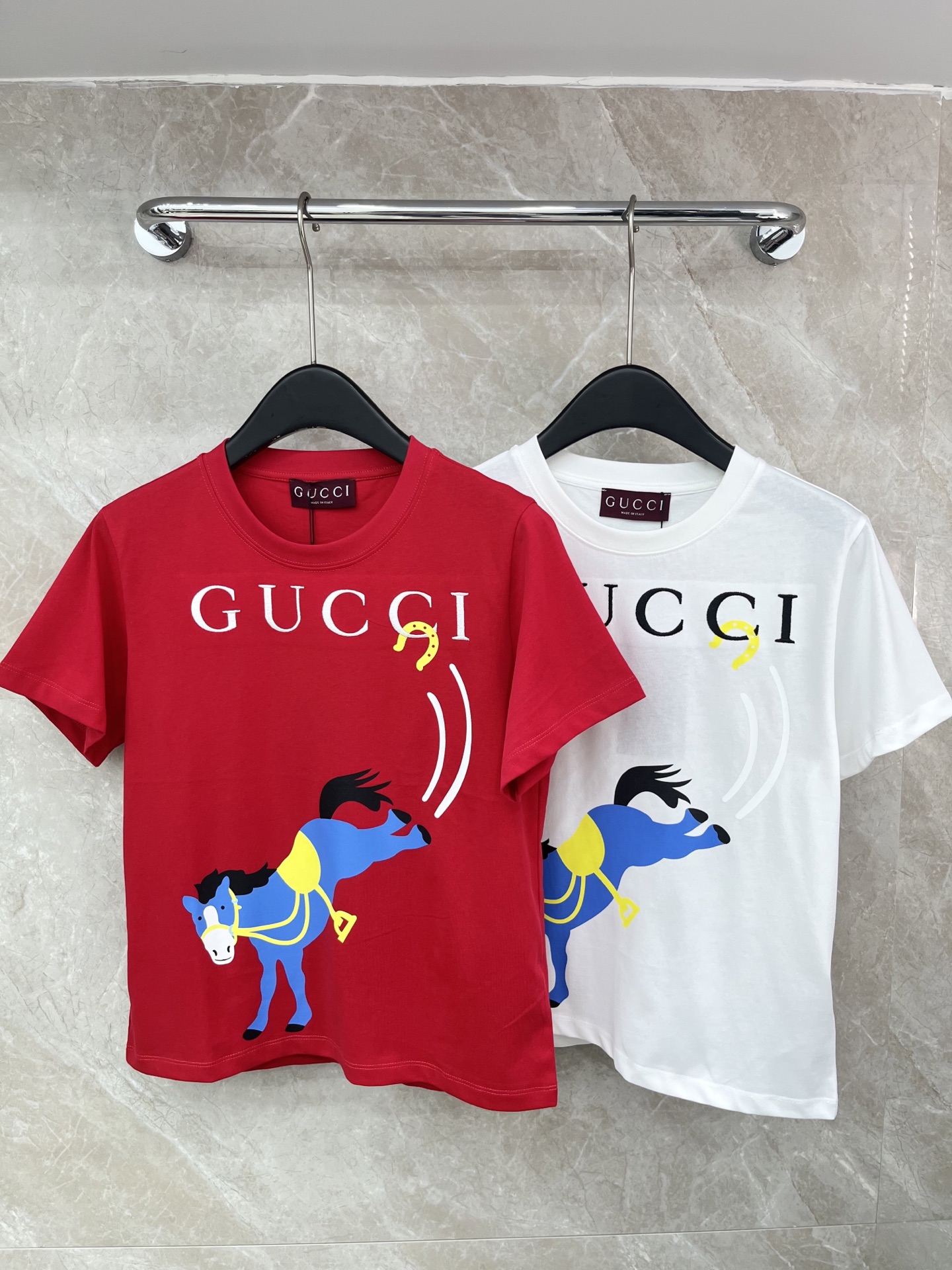 🛒𝐍𝐄𝐖 · 𝟐𝟎𝟐6/爆款现货原单品质 Gucc*｜精致印花刺绣短袖T恤高订面料 亲肤透气舒适标志性字