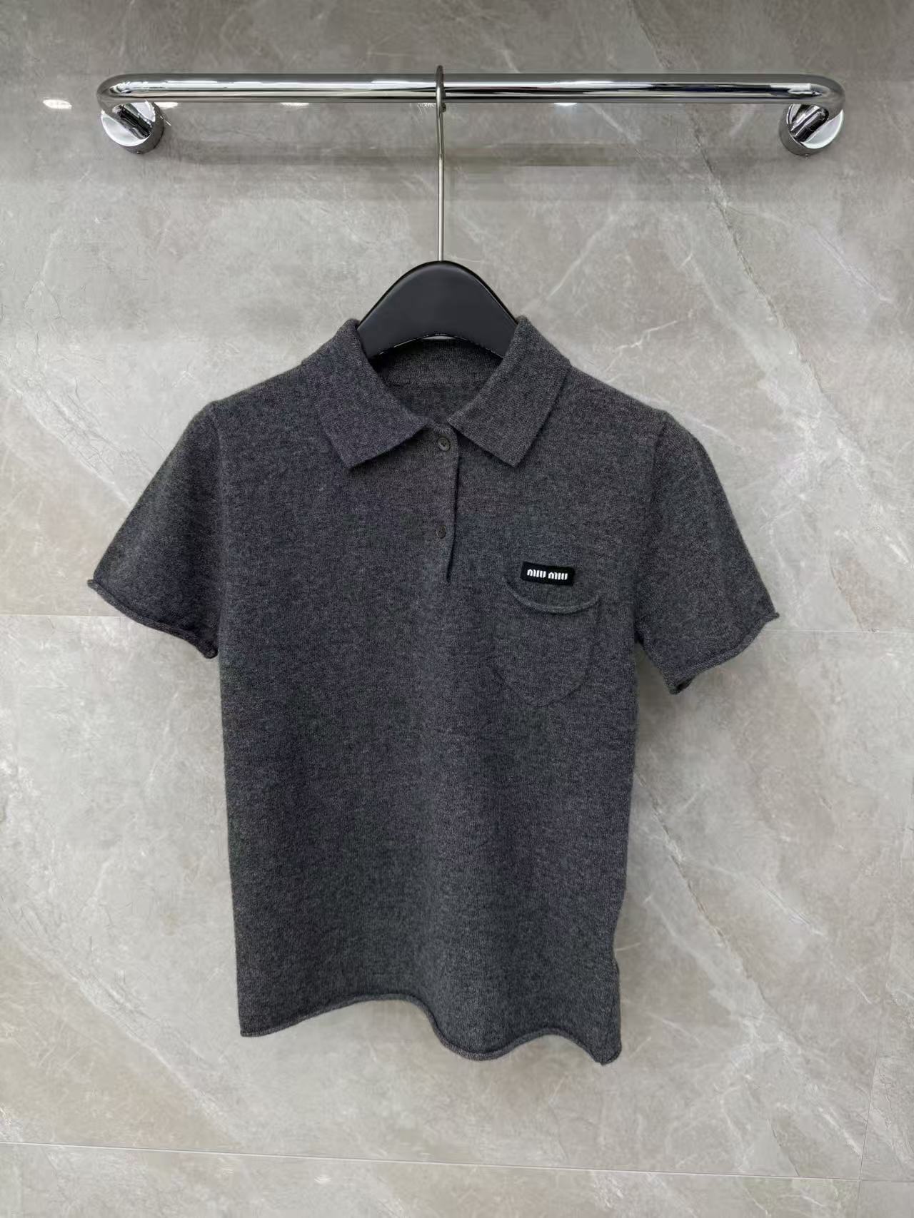 🛒𝐍𝐄𝐖 · 𝟐𝟎𝟐5/爆款现货【原版定制】Miu M*｜25新品翻领羊绒针织衫灰色系，叠穿王炸单品，精