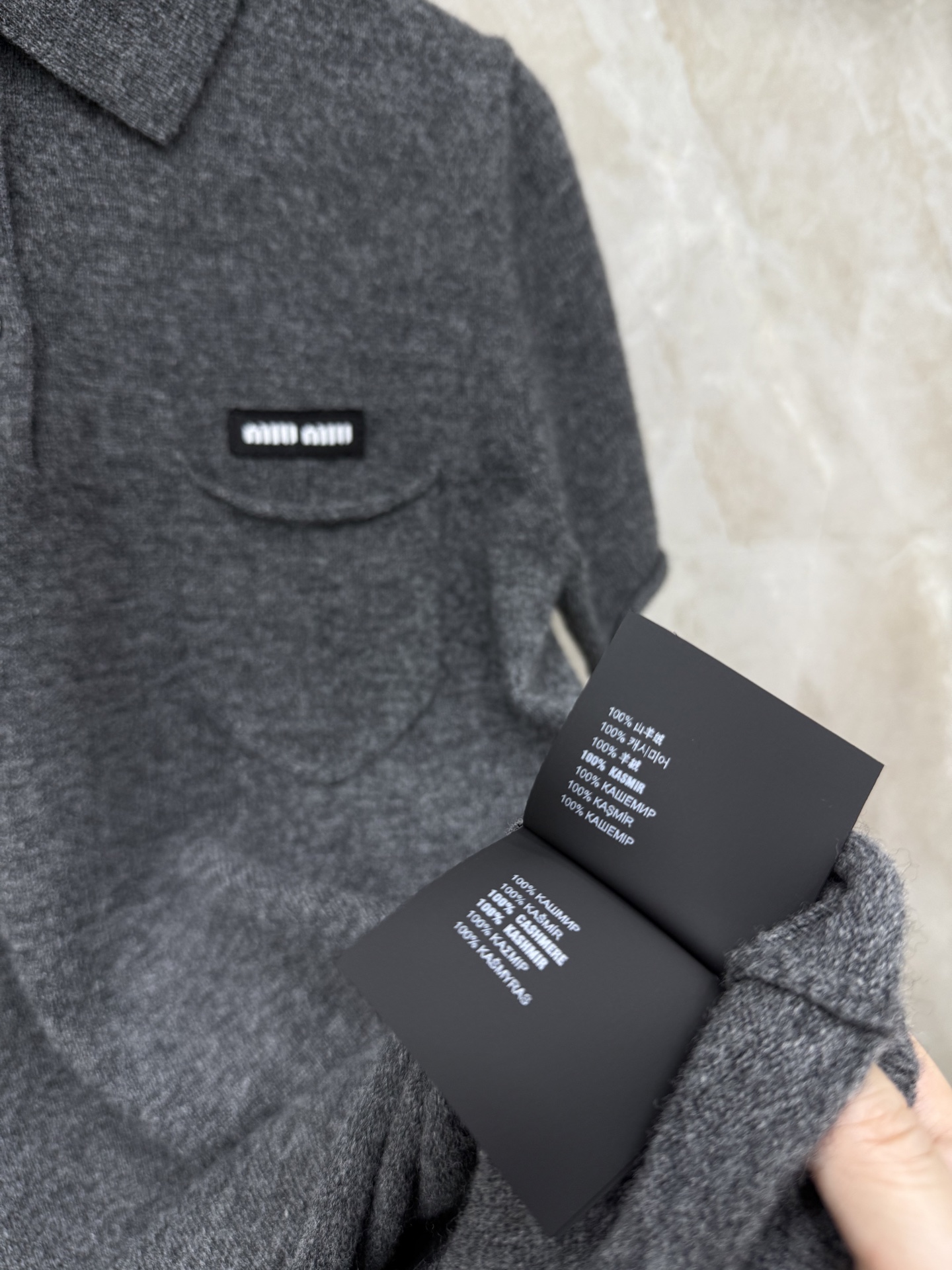 🛒𝐍𝐄𝐖 · 𝟐𝟎𝟐5/爆款现货【原版定制】Miu M*｜25新品翻领羊绒针织衫灰色系，叠穿王炸单品，精