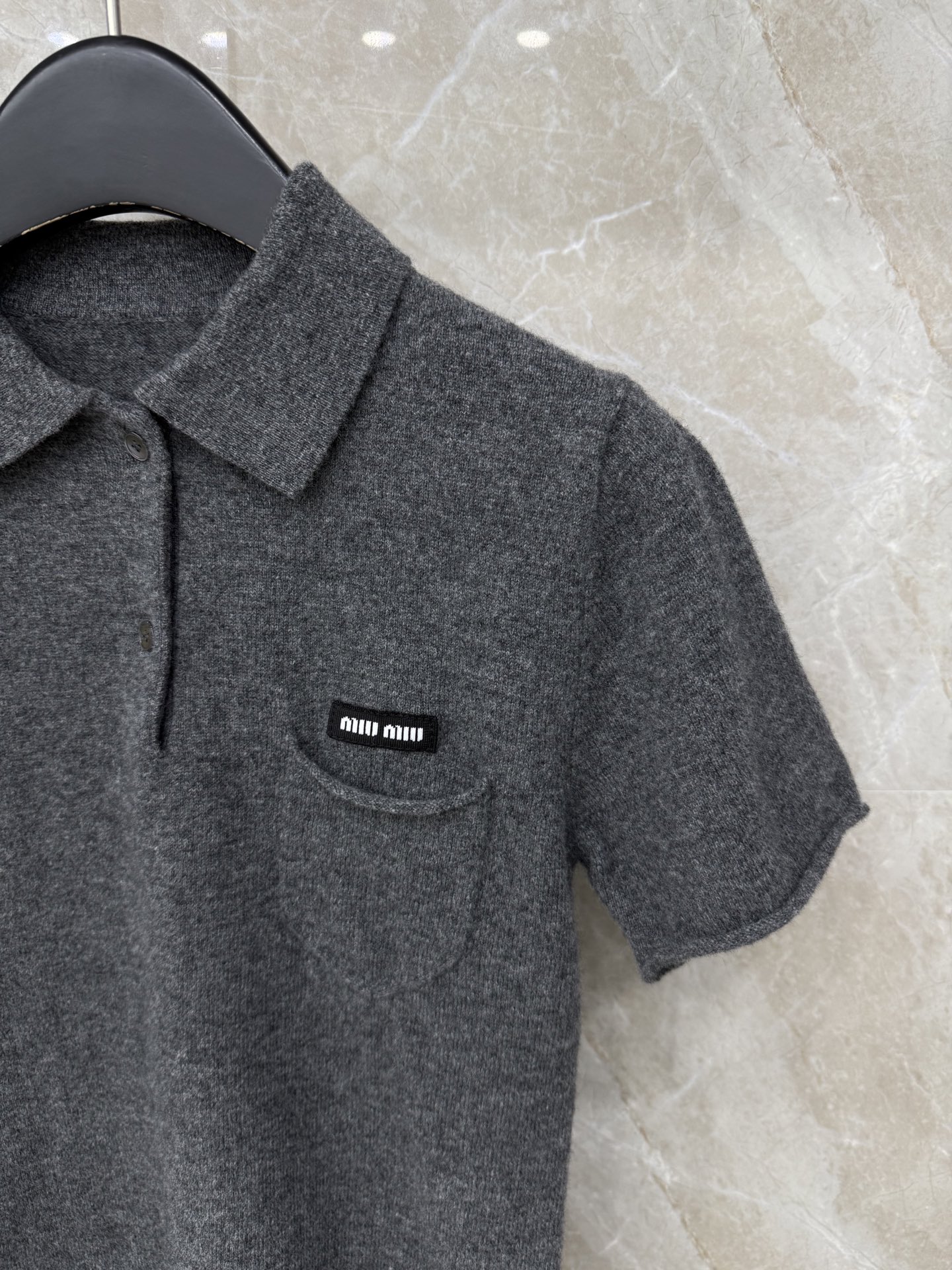 🛒𝐍𝐄𝐖 · 𝟐𝟎𝟐5/爆款现货【原版定制】Miu M*｜25新品翻领羊绒针织衫灰色系，叠穿王炸单品，精