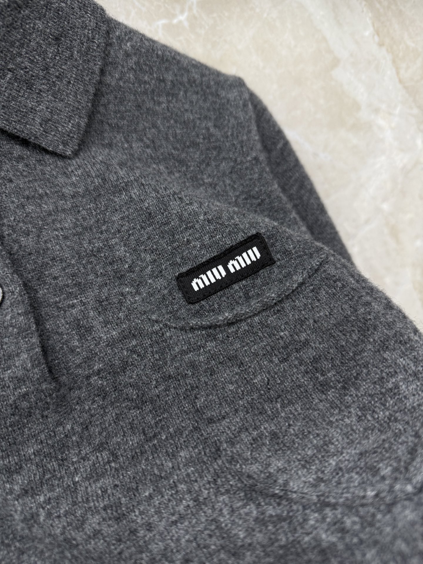 🛒𝐍𝐄𝐖 · 𝟐𝟎𝟐5/爆款现货【原版定制】Miu M*｜25新品翻领羊绒针织衫灰色系，叠穿王炸单品，精