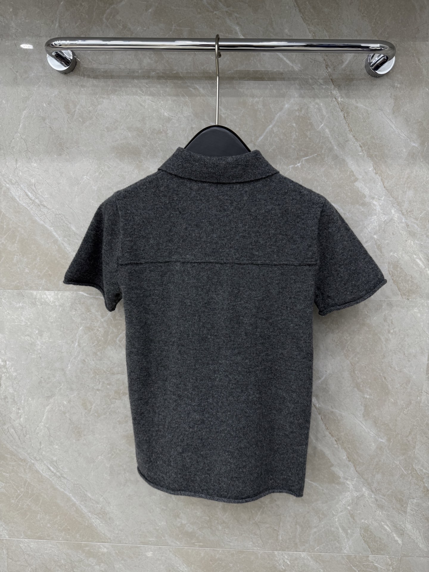 🛒𝐍𝐄𝐖 · 𝟐𝟎𝟐5/爆款现货【原版定制】Miu M*｜25新品翻领羊绒针织衫灰色系，叠穿王炸单品，精